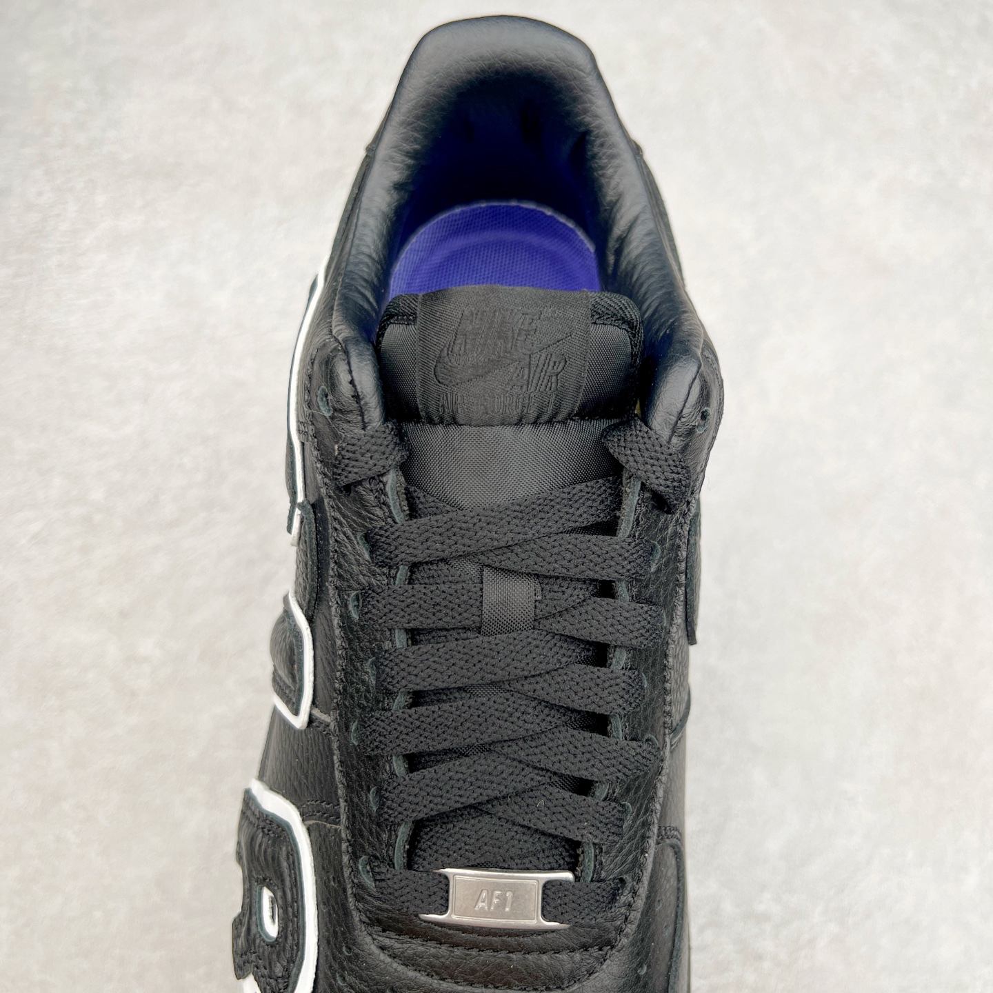 图片[5]-＃纯原 CPFM x NK Air Force 1 07 Low 空军一号系列低帮经典百搭休闲运动板鞋 联名放大补丁字母 HJ8463-001 在鞋面设计中加入的类似 Patch 补丁品牌标志图案，分别出现在鞋内外侧——黑色款的内侧是没有补丁图案的。在鞋后跟位置中，白色款的补丁图案出现在左脚——黑色款依旧没有补丁图案。另一方面，鞋面中的反光设计可以看做是亮点。鞋垫依旧以品牌标志性的彩色设计出现。尺码：36 36.5 37.5 38 38.5 39 40 40.5 41 42 42.5 43 44 44.5 45 46 47.5-选品中心