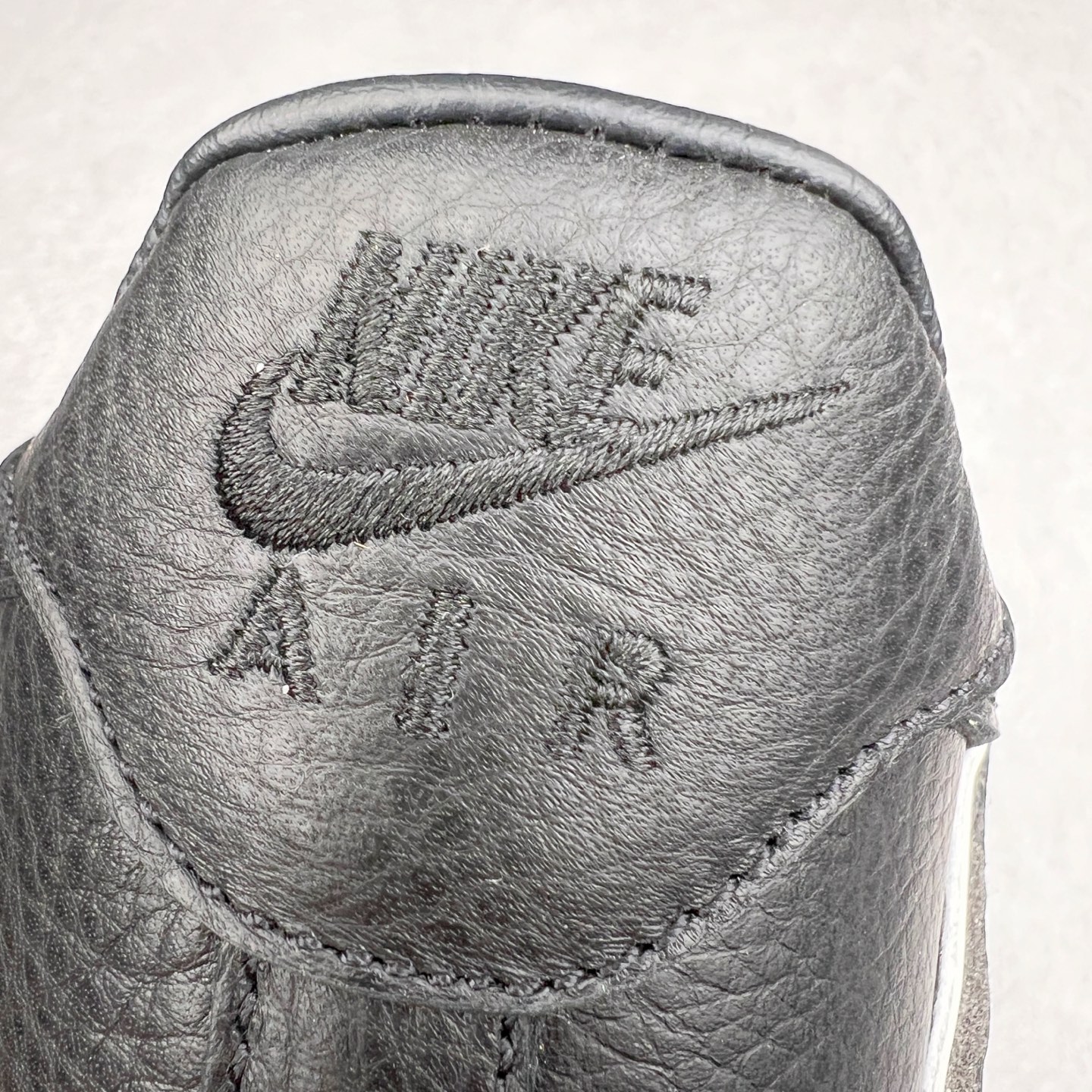 图片[18]-＃纯原 CPFM x NK Air Force 1 07 Low 空军一号系列低帮经典百搭休闲运动板鞋 联名放大补丁字母 HJ8463-001 在鞋面设计中加入的类似 Patch 补丁品牌标志图案，分别出现在鞋内外侧——黑色款的内侧是没有补丁图案的。在鞋后跟位置中，白色款的补丁图案出现在左脚——黑色款依旧没有补丁图案。另一方面，鞋面中的反光设计可以看做是亮点。鞋垫依旧以品牌标志性的彩色设计出现。尺码：36 36.5 37.5 38 38.5 39 40 40.5 41 42 42.5 43 44 44.5 45 46 47.5-选品中心