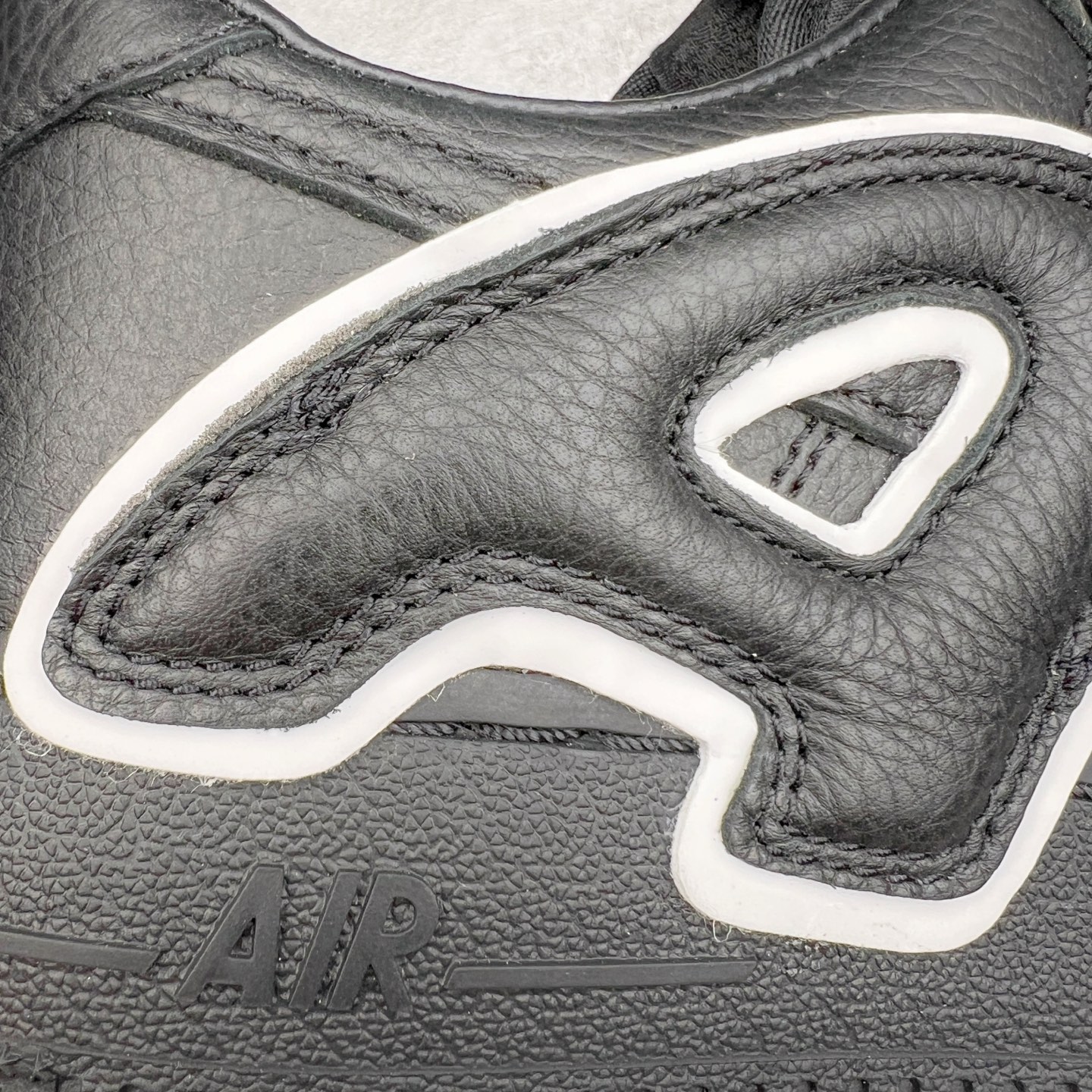 图片[19]-＃纯原 CPFM x NK Air Force 1 07 Low 空军一号系列低帮经典百搭休闲运动板鞋 联名放大补丁字母 HJ8463-001 在鞋面设计中加入的类似 Patch 补丁品牌标志图案，分别出现在鞋内外侧——黑色款的内侧是没有补丁图案的。在鞋后跟位置中，白色款的补丁图案出现在左脚——黑色款依旧没有补丁图案。另一方面，鞋面中的反光设计可以看做是亮点。鞋垫依旧以品牌标志性的彩色设计出现。尺码：36 36.5 37.5 38 38.5 39 40 40.5 41 42 42.5 43 44 44.5 45 46 47.5-选品中心