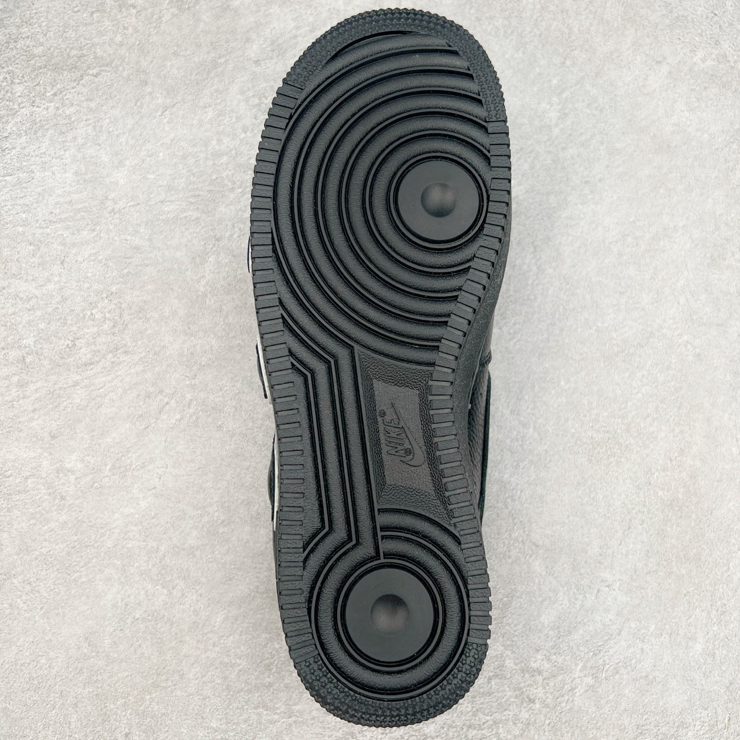 图片[9]-＃纯原 CPFM x NK Air Force 1 07 Low 空军一号系列低帮经典百搭休闲运动板鞋 联名放大补丁字母 HJ8463-001 在鞋面设计中加入的类似 Patch 补丁品牌标志图案，分别出现在鞋内外侧——黑色款的内侧是没有补丁图案的。在鞋后跟位置中，白色款的补丁图案出现在左脚——黑色款依旧没有补丁图案。另一方面，鞋面中的反光设计可以看做是亮点。鞋垫依旧以品牌标志性的彩色设计出现。尺码：36 36.5 37.5 38 38.5 39 40 40.5 41 42 42.5 43 44 44.5 45 46 47.5-选品中心