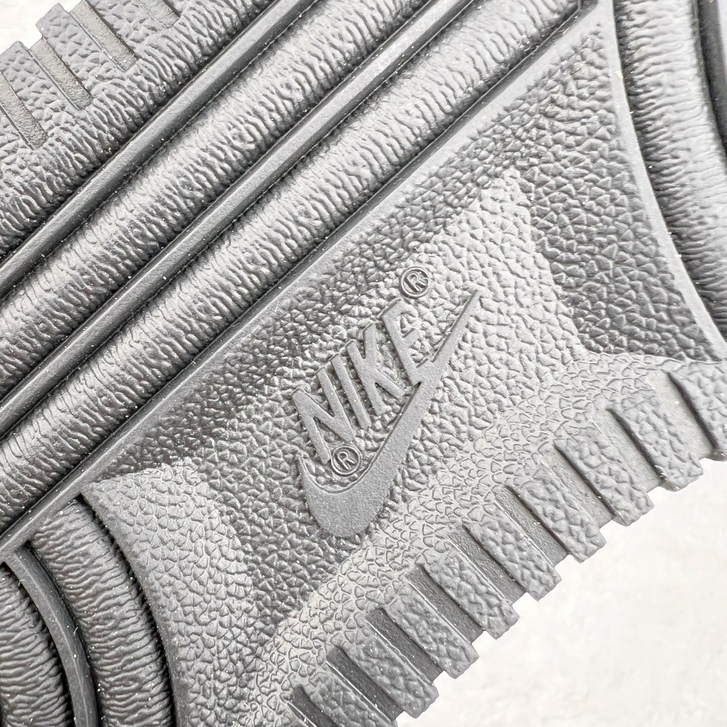 图片[21]-＃纯原 CPFM x NK Air Force 1 07 Low 空军一号系列低帮经典百搭休闲运动板鞋 联名放大补丁字母 HJ8463-001 在鞋面设计中加入的类似 Patch 补丁品牌标志图案，分别出现在鞋内外侧——黑色款的内侧是没有补丁图案的。在鞋后跟位置中，白色款的补丁图案出现在左脚——黑色款依旧没有补丁图案。另一方面，鞋面中的反光设计可以看做是亮点。鞋垫依旧以品牌标志性的彩色设计出现。尺码：36 36.5 37.5 38 38.5 39 40 40.5 41 42 42.5 43 44 44.5 45 46 47.5-选品中心