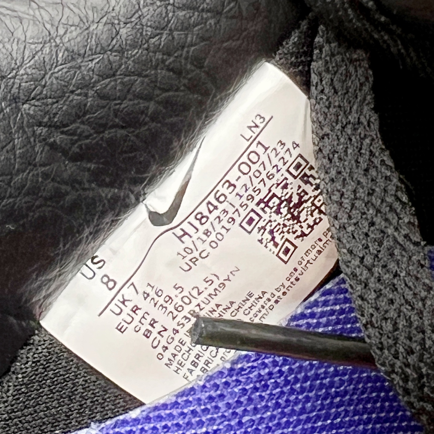 图片[13]-＃纯原 CPFM x NK Air Force 1 07 Low 空军一号系列低帮经典百搭休闲运动板鞋 联名放大补丁字母 HJ8463-001 在鞋面设计中加入的类似 Patch 补丁品牌标志图案，分别出现在鞋内外侧——黑色款的内侧是没有补丁图案的。在鞋后跟位置中，白色款的补丁图案出现在左脚——黑色款依旧没有补丁图案。另一方面，鞋面中的反光设计可以看做是亮点。鞋垫依旧以品牌标志性的彩色设计出现。尺码：36 36.5 37.5 38 38.5 39 40 40.5 41 42 42.5 43 44 44.5 45 46 47.5-选品中心