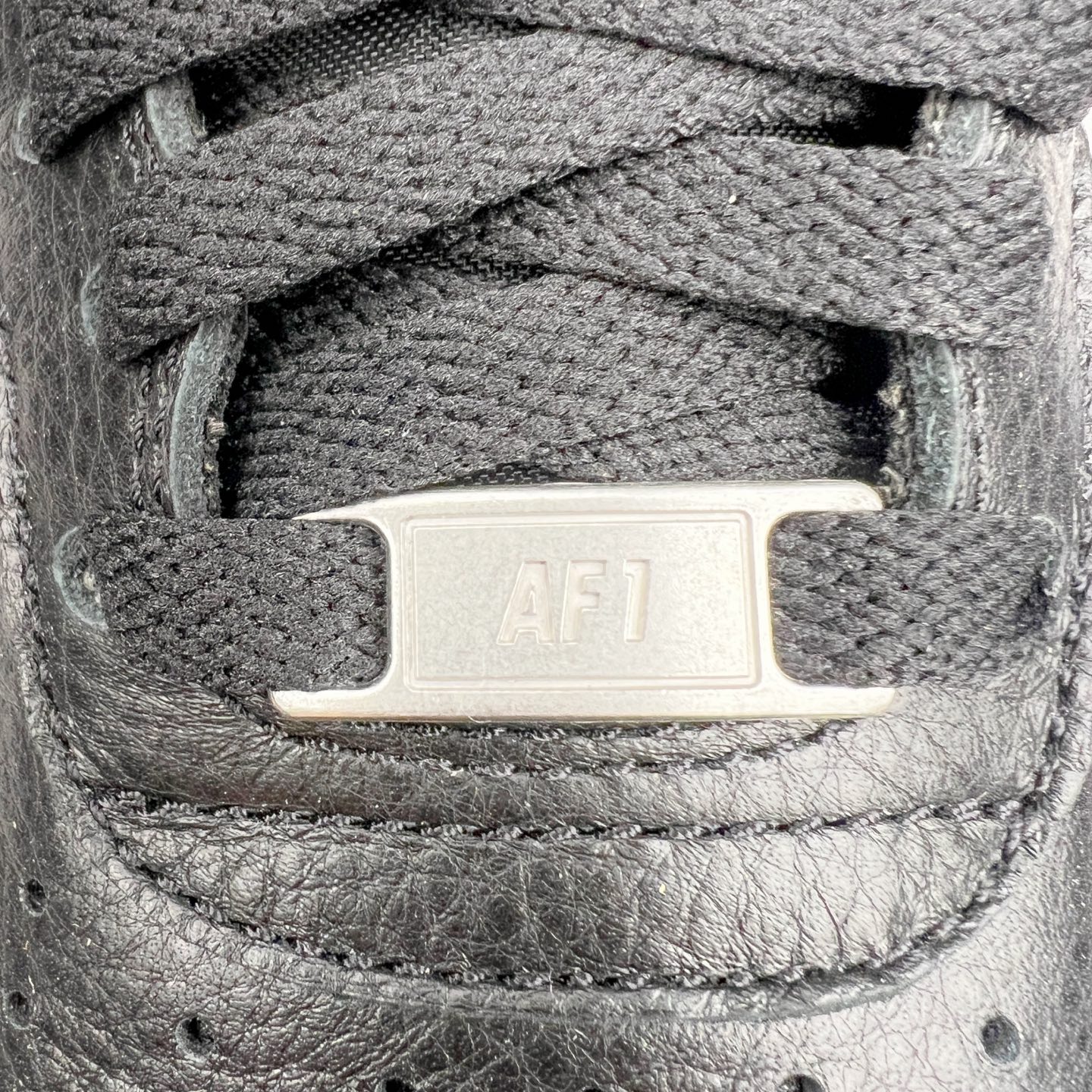 图片[16]-＃纯原 CPFM x NK Air Force 1 07 Low 空军一号系列低帮经典百搭休闲运动板鞋 联名放大补丁字母 HJ8463-001 在鞋面设计中加入的类似 Patch 补丁品牌标志图案，分别出现在鞋内外侧——黑色款的内侧是没有补丁图案的。在鞋后跟位置中，白色款的补丁图案出现在左脚——黑色款依旧没有补丁图案。另一方面，鞋面中的反光设计可以看做是亮点。鞋垫依旧以品牌标志性的彩色设计出现。尺码：36 36.5 37.5 38 38.5 39 40 40.5 41 42 42.5 43 44 44.5 45 46 47.5-选品中心