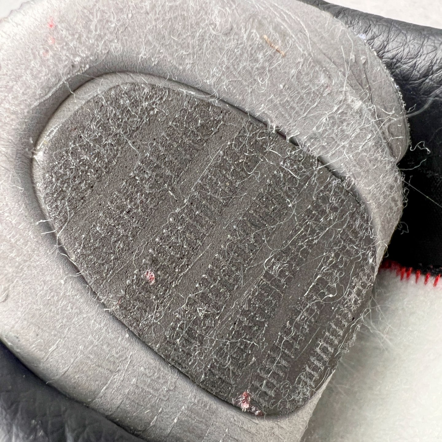 图片[12]-＃纯原 CPFM x NK Air Force 1 07 Low 空军一号系列低帮经典百搭休闲运动板鞋 联名放大补丁字母 HJ8463-001 在鞋面设计中加入的类似 Patch 补丁品牌标志图案，分别出现在鞋内外侧——黑色款的内侧是没有补丁图案的。在鞋后跟位置中，白色款的补丁图案出现在左脚——黑色款依旧没有补丁图案。另一方面，鞋面中的反光设计可以看做是亮点。鞋垫依旧以品牌标志性的彩色设计出现。尺码：36 36.5 37.5 38 38.5 39 40 40.5 41 42 42.5 43 44 44.5 45 46 47.5-选品中心