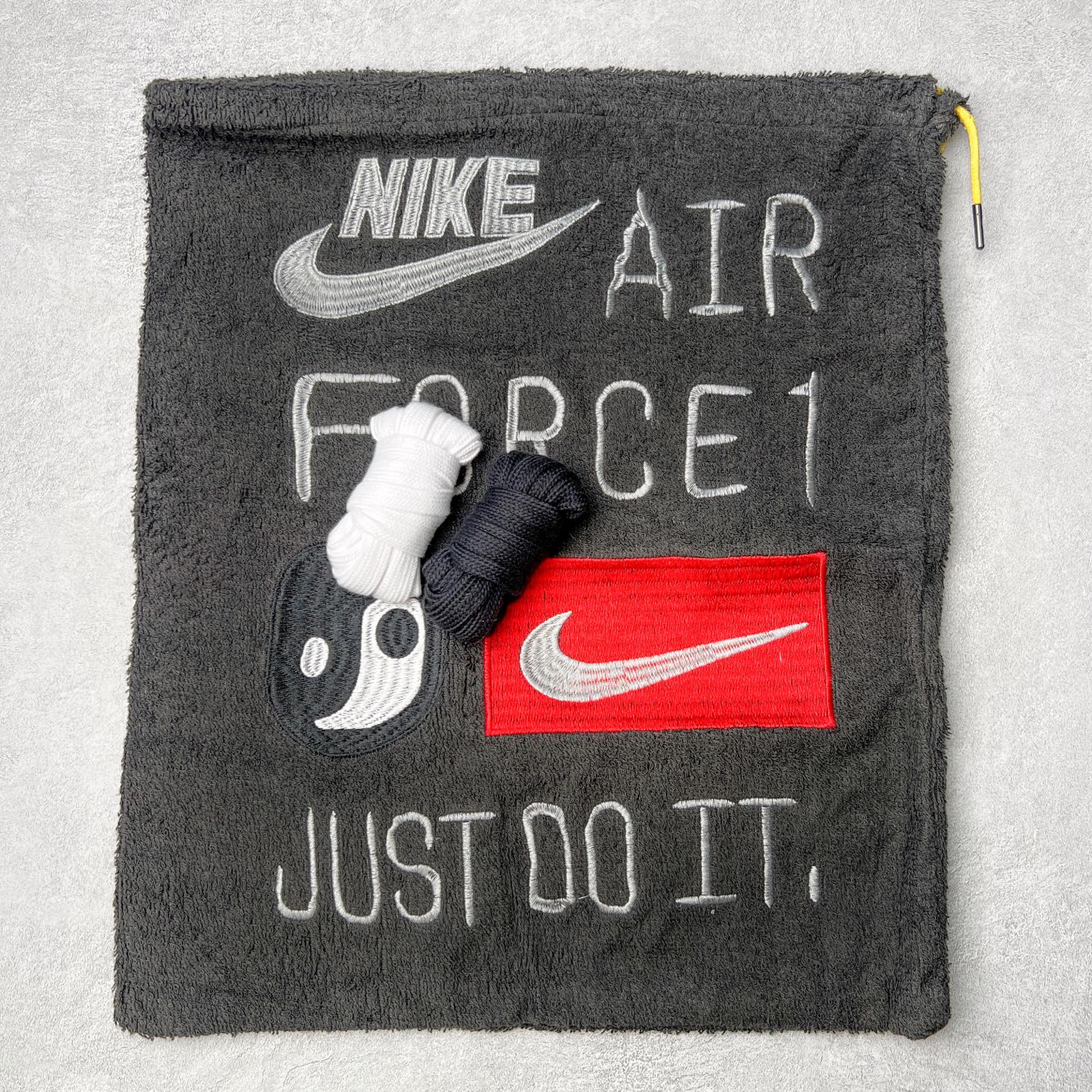 图片[10]-＃纯原 CPFM x NK Air Force 1 07 Low 空军一号系列低帮经典百搭休闲运动板鞋 联名放大补丁字母 HJ8463-001 在鞋面设计中加入的类似 Patch 补丁品牌标志图案，分别出现在鞋内外侧——黑色款的内侧是没有补丁图案的。在鞋后跟位置中，白色款的补丁图案出现在左脚——黑色款依旧没有补丁图案。另一方面，鞋面中的反光设计可以看做是亮点。鞋垫依旧以品牌标志性的彩色设计出现。尺码：36 36.5 37.5 38 38.5 39 40 40.5 41 42 42.5 43 44 44.5 45 46 47.5-选品中心