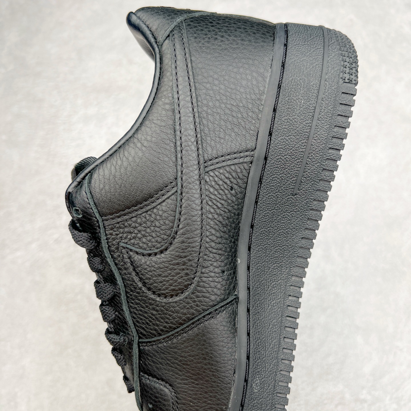 图片[7]-＃纯原 CPFM x NK Air Force 1 07 Low 空军一号系列低帮经典百搭休闲运动板鞋 联名放大补丁字母 HJ8463-001 在鞋面设计中加入的类似 Patch 补丁品牌标志图案，分别出现在鞋内外侧——黑色款的内侧是没有补丁图案的。在鞋后跟位置中，白色款的补丁图案出现在左脚——黑色款依旧没有补丁图案。另一方面，鞋面中的反光设计可以看做是亮点。鞋垫依旧以品牌标志性的彩色设计出现。尺码：36 36.5 37.5 38 38.5 39 40 40.5 41 42 42.5 43 44 44.5 45 46 47.5-选品中心