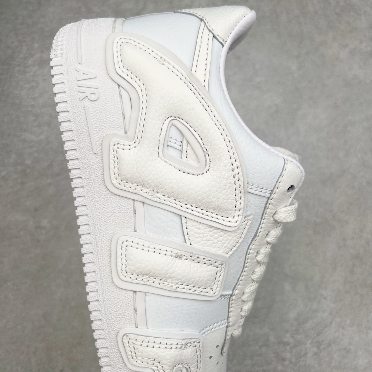 图片[6]-＃纯原 CPFM x NK Air Force 1 07 Low 空军一号系列低帮经典百搭休闲运动板鞋 联名放大补丁字母 FQ7069-100 在鞋面设计中加入的类似 Patch 补丁品牌标志图案，分别出现在鞋内外侧——黑色款的内侧是没有补丁图案的。在鞋后跟位置中，白色款的补丁图案出现在左脚——黑色款依旧没有补丁图案。另一方面，鞋面中的反光设计可以看做是亮点。鞋垫依旧以品牌标志性的彩色设计出现。尺码：36 36.5 37.5 38 38.5 39 40 40.5 41 42 42.5 43 44 44.5 45 46 47.5-选品中心