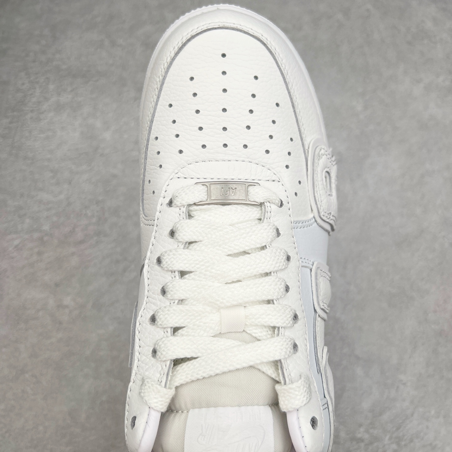 图片[4]-＃纯原 CPFM x NK Air Force 1 07 Low 空军一号系列低帮经典百搭休闲运动板鞋 联名放大补丁字母 FQ7069-100 在鞋面设计中加入的类似 Patch 补丁品牌标志图案，分别出现在鞋内外侧——黑色款的内侧是没有补丁图案的。在鞋后跟位置中，白色款的补丁图案出现在左脚——黑色款依旧没有补丁图案。另一方面，鞋面中的反光设计可以看做是亮点。鞋垫依旧以品牌标志性的彩色设计出现。尺码：36 36.5 37.5 38 38.5 39 40 40.5 41 42 42.5 43 44 44.5 45 46 47.5-选品中心