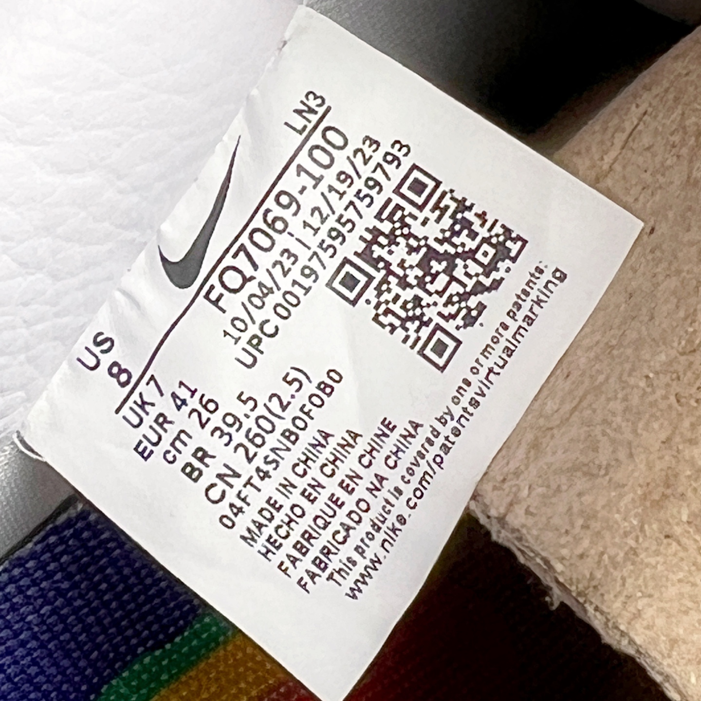 图片[14]-＃纯原 CPFM x NK Air Force 1 07 Low 空军一号系列低帮经典百搭休闲运动板鞋 联名放大补丁字母 FQ7069-100 在鞋面设计中加入的类似 Patch 补丁品牌标志图案，分别出现在鞋内外侧——黑色款的内侧是没有补丁图案的。在鞋后跟位置中，白色款的补丁图案出现在左脚——黑色款依旧没有补丁图案。另一方面，鞋面中的反光设计可以看做是亮点。鞋垫依旧以品牌标志性的彩色设计出现。尺码：36 36.5 37.5 38 38.5 39 40 40.5 41 42 42.5 43 44 44.5 45 46 47.5-选品中心