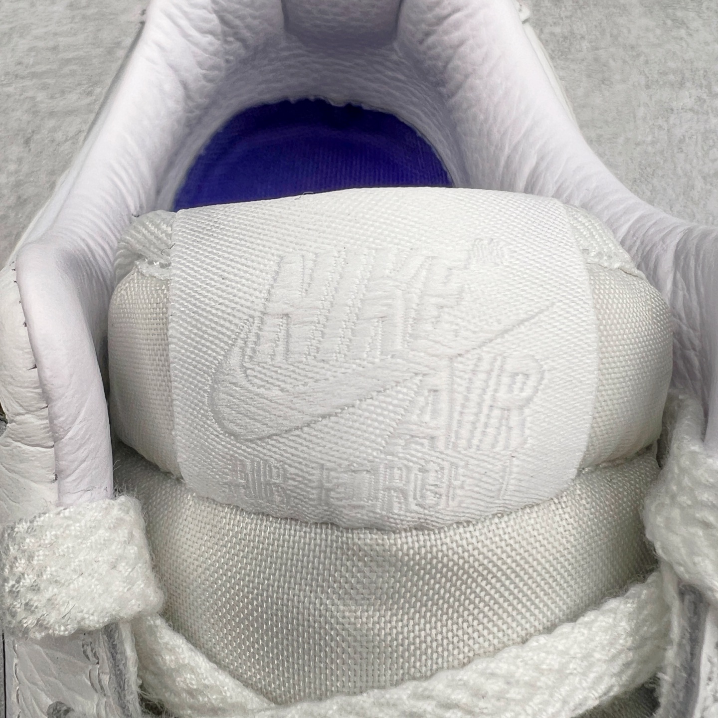 图片[16]-＃纯原 CPFM x NK Air Force 1 07 Low 空军一号系列低帮经典百搭休闲运动板鞋 联名放大补丁字母 FQ7069-100 在鞋面设计中加入的类似 Patch 补丁品牌标志图案，分别出现在鞋内外侧——黑色款的内侧是没有补丁图案的。在鞋后跟位置中，白色款的补丁图案出现在左脚——黑色款依旧没有补丁图案。另一方面，鞋面中的反光设计可以看做是亮点。鞋垫依旧以品牌标志性的彩色设计出现。尺码：36 36.5 37.5 38 38.5 39 40 40.5 41 42 42.5 43 44 44.5 45 46 47.5-选品中心