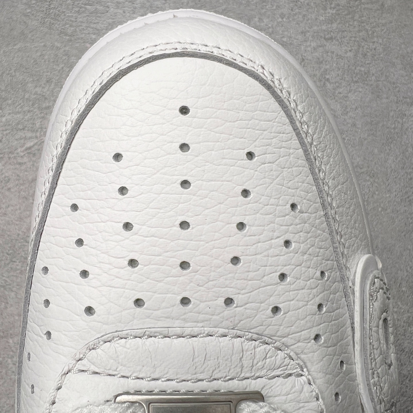 图片[21]-＃纯原 CPFM x NK Air Force 1 07 Low 空军一号系列低帮经典百搭休闲运动板鞋 联名放大补丁字母 FQ7069-100 在鞋面设计中加入的类似 Patch 补丁品牌标志图案，分别出现在鞋内外侧——黑色款的内侧是没有补丁图案的。在鞋后跟位置中，白色款的补丁图案出现在左脚——黑色款依旧没有补丁图案。另一方面，鞋面中的反光设计可以看做是亮点。鞋垫依旧以品牌标志性的彩色设计出现。尺码：36 36.5 37.5 38 38.5 39 40 40.5 41 42 42.5 43 44 44.5 45 46 47.5-选品中心