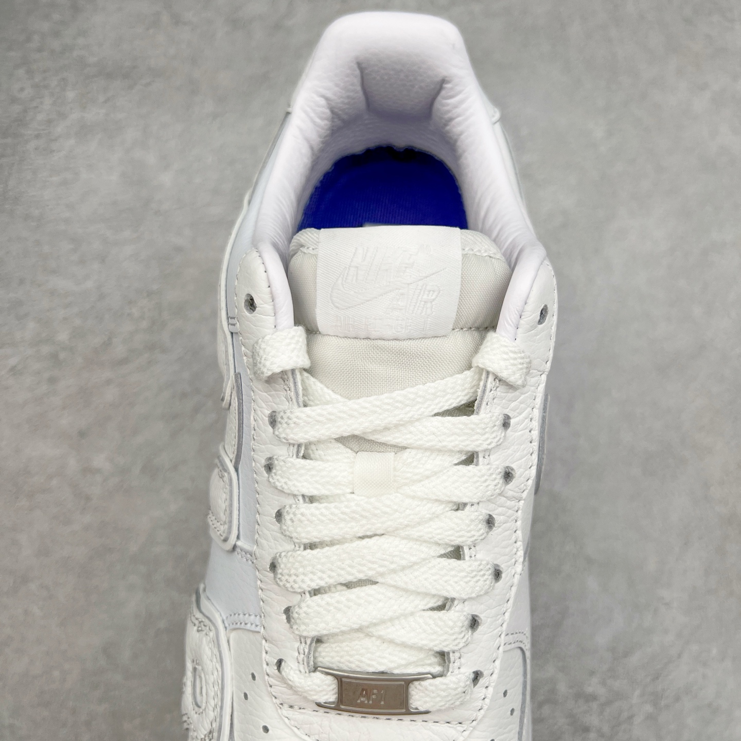 图片[5]-＃纯原 CPFM x NK Air Force 1 07 Low 空军一号系列低帮经典百搭休闲运动板鞋 联名放大补丁字母 FQ7069-100 在鞋面设计中加入的类似 Patch 补丁品牌标志图案，分别出现在鞋内外侧——黑色款的内侧是没有补丁图案的。在鞋后跟位置中，白色款的补丁图案出现在左脚——黑色款依旧没有补丁图案。另一方面，鞋面中的反光设计可以看做是亮点。鞋垫依旧以品牌标志性的彩色设计出现。尺码：36 36.5 37.5 38 38.5 39 40 40.5 41 42 42.5 43 44 44.5 45 46 47.5-选品中心