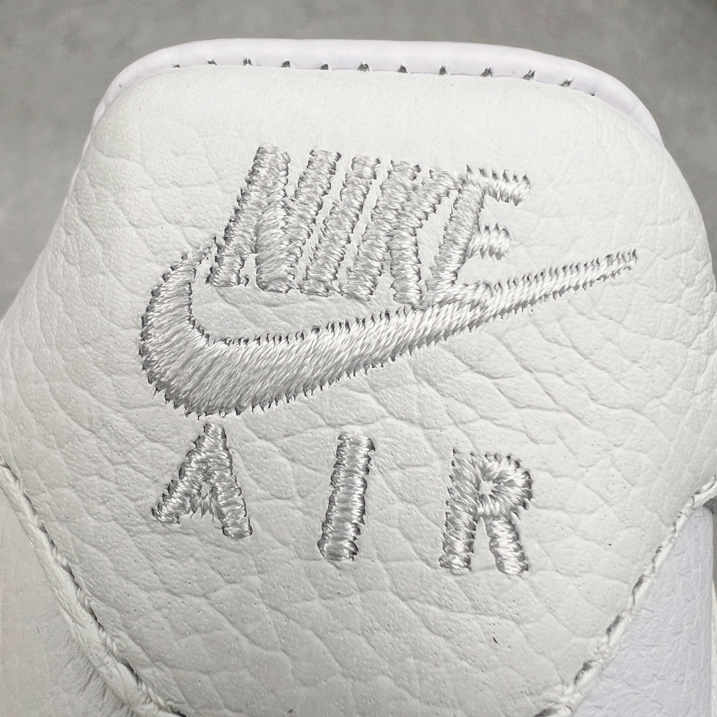 图片[18]-＃纯原 CPFM x NK Air Force 1 07 Low 空军一号系列低帮经典百搭休闲运动板鞋 联名放大补丁字母 FQ7069-100 在鞋面设计中加入的类似 Patch 补丁品牌标志图案，分别出现在鞋内外侧——黑色款的内侧是没有补丁图案的。在鞋后跟位置中，白色款的补丁图案出现在左脚——黑色款依旧没有补丁图案。另一方面，鞋面中的反光设计可以看做是亮点。鞋垫依旧以品牌标志性的彩色设计出现。尺码：36 36.5 37.5 38 38.5 39 40 40.5 41 42 42.5 43 44 44.5 45 46 47.5-选品中心