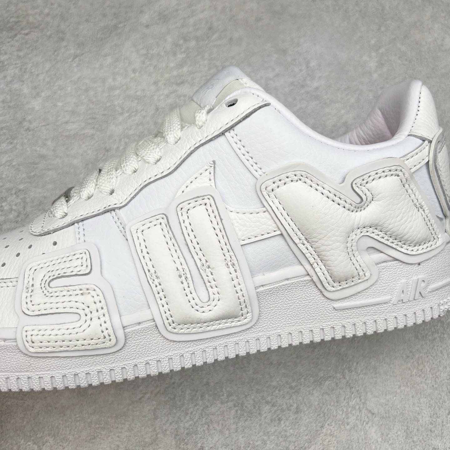 图片[11]-＃纯原 CPFM x NK Air Force 1 07 Low 空军一号系列低帮经典百搭休闲运动板鞋 联名放大补丁字母 FQ7069-100 在鞋面设计中加入的类似 Patch 补丁品牌标志图案，分别出现在鞋内外侧——黑色款的内侧是没有补丁图案的。在鞋后跟位置中，白色款的补丁图案出现在左脚——黑色款依旧没有补丁图案。另一方面，鞋面中的反光设计可以看做是亮点。鞋垫依旧以品牌标志性的彩色设计出现。尺码：36 36.5 37.5 38 38.5 39 40 40.5 41 42 42.5 43 44 44.5 45 46 47.5-选品中心