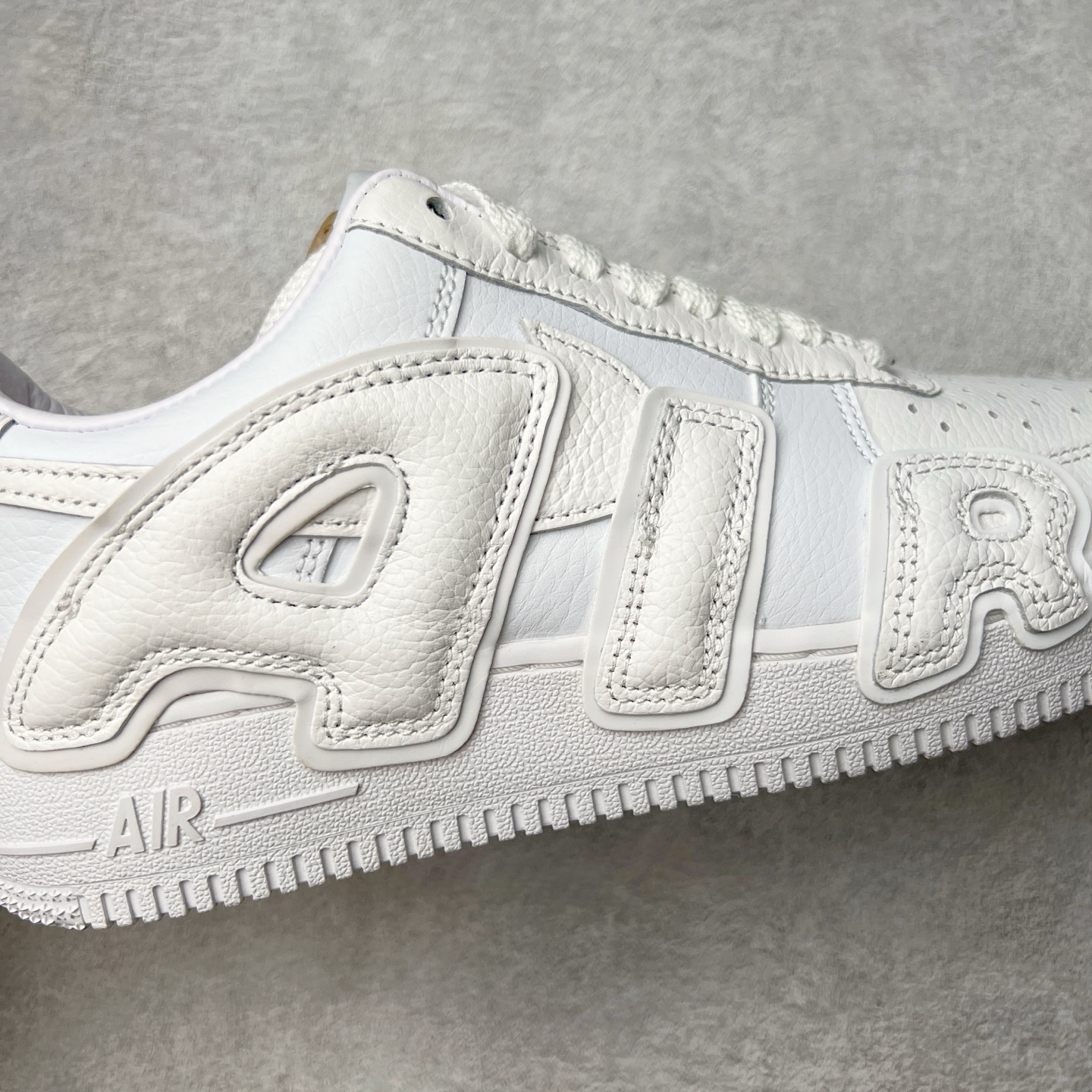 图片[20]-＃纯原 CPFM x NK Air Force 1 07 Low 空军一号系列低帮经典百搭休闲运动板鞋 联名放大补丁字母 FQ7069-100 在鞋面设计中加入的类似 Patch 补丁品牌标志图案，分别出现在鞋内外侧——黑色款的内侧是没有补丁图案的。在鞋后跟位置中，白色款的补丁图案出现在左脚——黑色款依旧没有补丁图案。另一方面，鞋面中的反光设计可以看做是亮点。鞋垫依旧以品牌标志性的彩色设计出现。尺码：36 36.5 37.5 38 38.5 39 40 40.5 41 42 42.5 43 44 44.5 45 46 47.5-选品中心