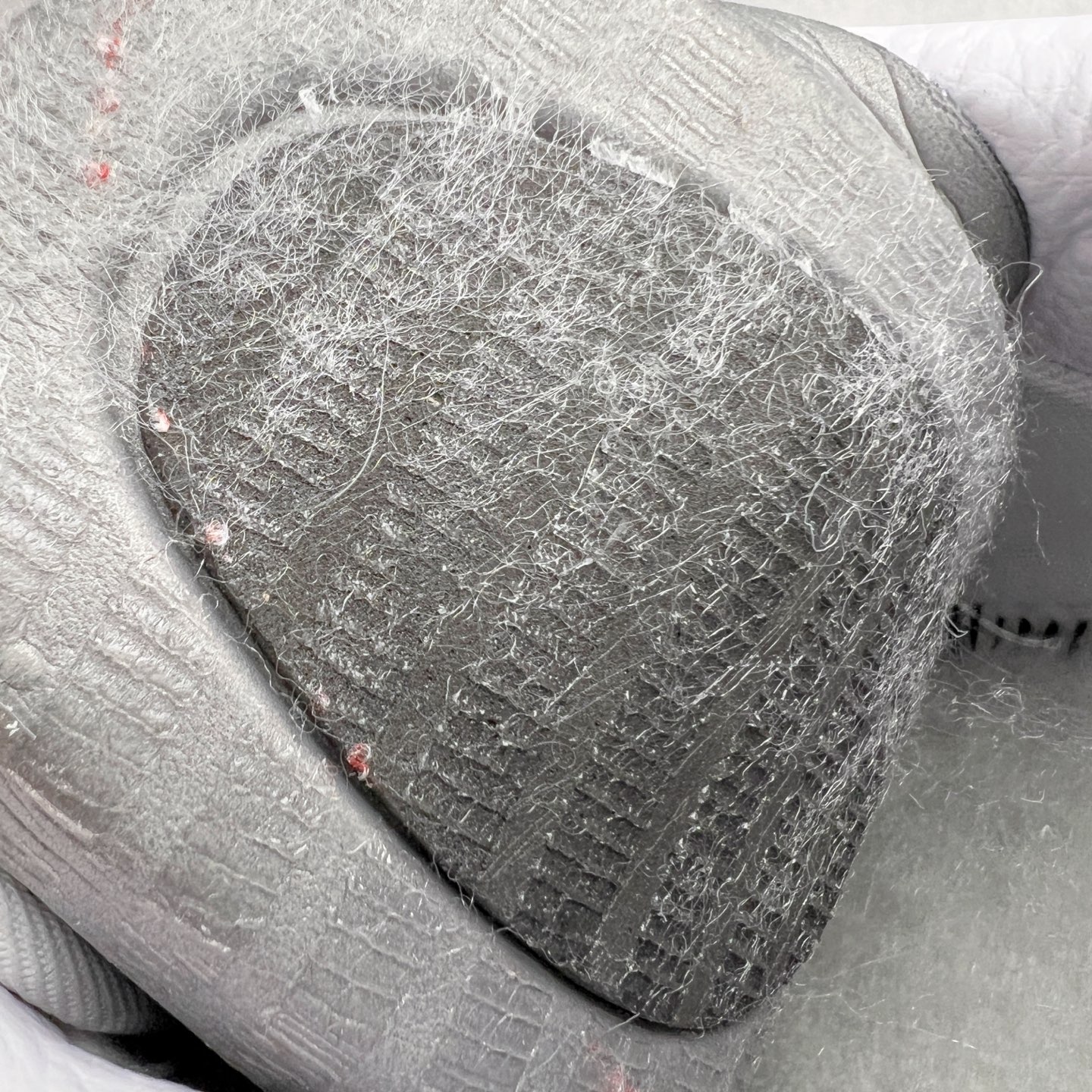 图片[13]-＃纯原 CPFM x NK Air Force 1 07 Low 空军一号系列低帮经典百搭休闲运动板鞋 联名放大补丁字母 FQ7069-100 在鞋面设计中加入的类似 Patch 补丁品牌标志图案，分别出现在鞋内外侧——黑色款的内侧是没有补丁图案的。在鞋后跟位置中，白色款的补丁图案出现在左脚——黑色款依旧没有补丁图案。另一方面，鞋面中的反光设计可以看做是亮点。鞋垫依旧以品牌标志性的彩色设计出现。尺码：36 36.5 37.5 38 38.5 39 40 40.5 41 42 42.5 43 44 44.5 45 46 47.5-选品中心