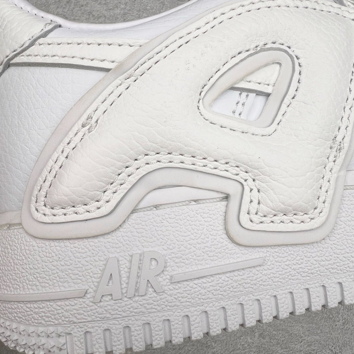 图片[19]-＃纯原 CPFM x NK Air Force 1 07 Low 空军一号系列低帮经典百搭休闲运动板鞋 联名放大补丁字母 FQ7069-100 在鞋面设计中加入的类似 Patch 补丁品牌标志图案，分别出现在鞋内外侧——黑色款的内侧是没有补丁图案的。在鞋后跟位置中，白色款的补丁图案出现在左脚——黑色款依旧没有补丁图案。另一方面，鞋面中的反光设计可以看做是亮点。鞋垫依旧以品牌标志性的彩色设计出现。尺码：36 36.5 37.5 38 38.5 39 40 40.5 41 42 42.5 43 44 44.5 45 46 47.5-选品中心