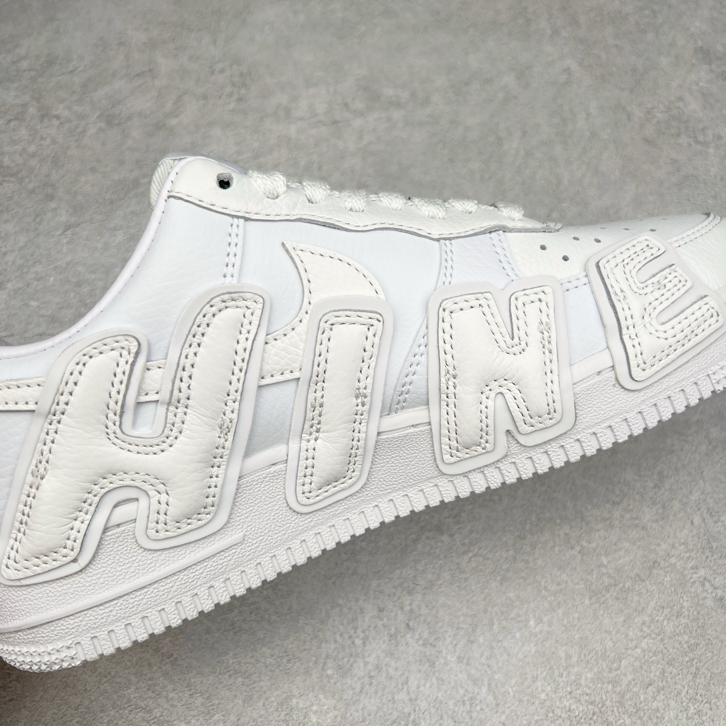 图片[10]-＃纯原 CPFM x NK Air Force 1 07 Low 空军一号系列低帮经典百搭休闲运动板鞋 联名放大补丁字母 FQ7069-100 在鞋面设计中加入的类似 Patch 补丁品牌标志图案，分别出现在鞋内外侧——黑色款的内侧是没有补丁图案的。在鞋后跟位置中，白色款的补丁图案出现在左脚——黑色款依旧没有补丁图案。另一方面，鞋面中的反光设计可以看做是亮点。鞋垫依旧以品牌标志性的彩色设计出现。尺码：36 36.5 37.5 38 38.5 39 40 40.5 41 42 42.5 43 44 44.5 45 46 47.5-选品中心