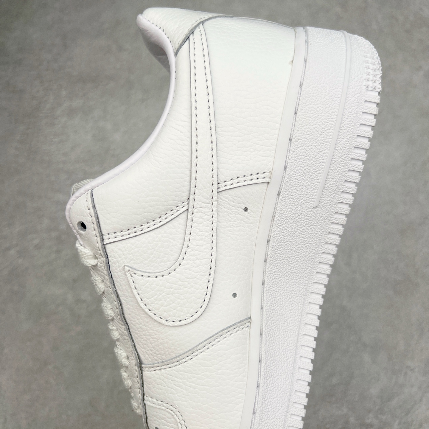 图片[7]-＃纯原 CPFM x NK Air Force 1 07 Low 空军一号系列低帮经典百搭休闲运动板鞋 联名放大补丁字母 FQ7069-100 在鞋面设计中加入的类似 Patch 补丁品牌标志图案，分别出现在鞋内外侧——黑色款的内侧是没有补丁图案的。在鞋后跟位置中，白色款的补丁图案出现在左脚——黑色款依旧没有补丁图案。另一方面，鞋面中的反光设计可以看做是亮点。鞋垫依旧以品牌标志性的彩色设计出现。尺码：36 36.5 37.5 38 38.5 39 40 40.5 41 42 42.5 43 44 44.5 45 46 47.5-选品中心