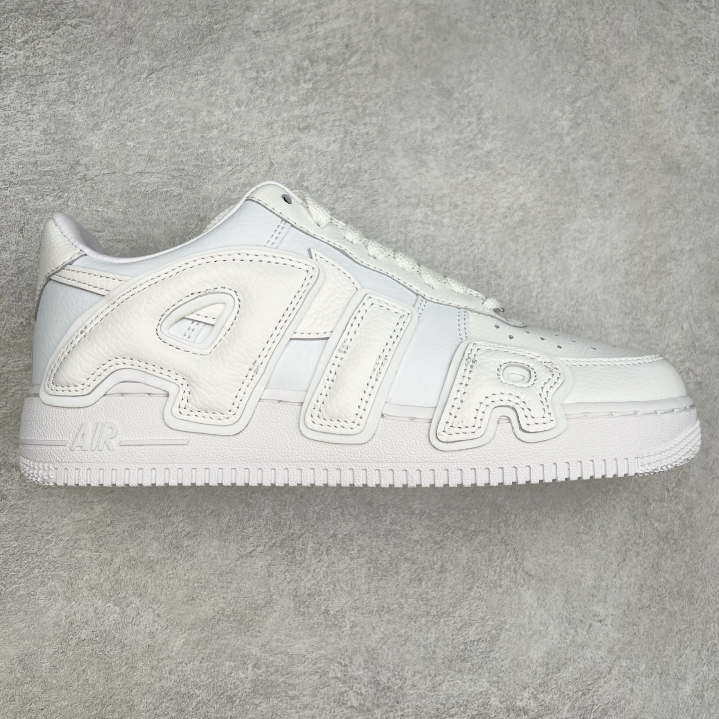 ＃纯原 CPFM x NK Air Force 1 07 Low 空军一号系列低帮经典百搭休闲运动板鞋 联名放大补丁字母 FQ7069-100 在鞋面设计中加入的类似 Patch 补丁品牌标志图案，分别出现在鞋内外侧——黑色款的内侧是没有补丁图案的。在鞋后跟位置中，白色款的补丁图案出现在左脚——黑色款依旧没有补丁图案。另一方面，鞋面中的反光设计可以看做是亮点。鞋垫依旧以品牌标志性的彩色设计出现。尺码：36 36.5 37.5 38 38.5 39 40 40.5 41 42 42.5 43 44 44.5 45 46 47.5-选品中心
