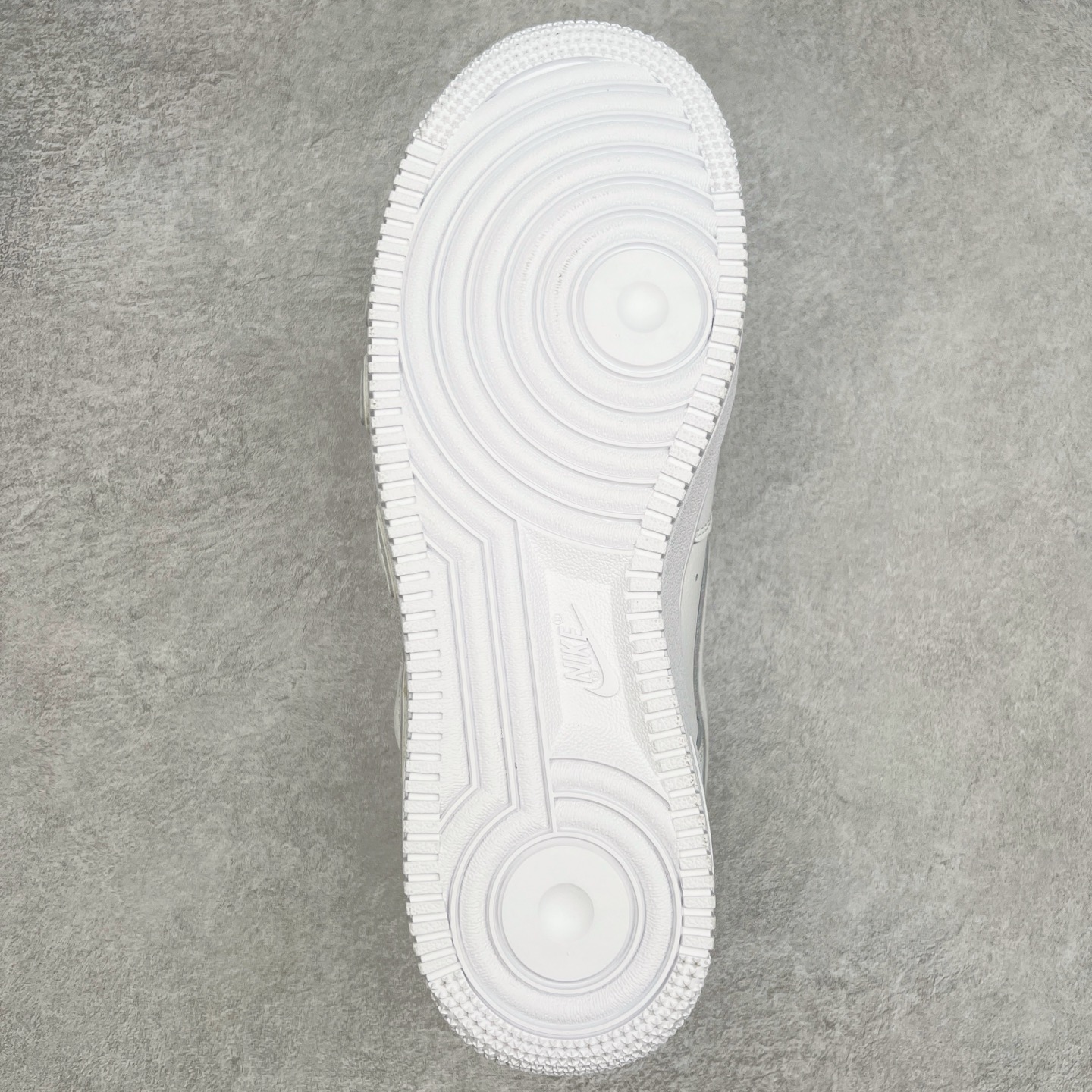 图片[9]-＃纯原 CPFM x NK Air Force 1 07 Low 空军一号系列低帮经典百搭休闲运动板鞋 联名放大补丁字母 FQ7069-100 在鞋面设计中加入的类似 Patch 补丁品牌标志图案，分别出现在鞋内外侧——黑色款的内侧是没有补丁图案的。在鞋后跟位置中，白色款的补丁图案出现在左脚——黑色款依旧没有补丁图案。另一方面，鞋面中的反光设计可以看做是亮点。鞋垫依旧以品牌标志性的彩色设计出现。尺码：36 36.5 37.5 38 38.5 39 40 40.5 41 42 42.5 43 44 44.5 45 46 47.5-选品中心