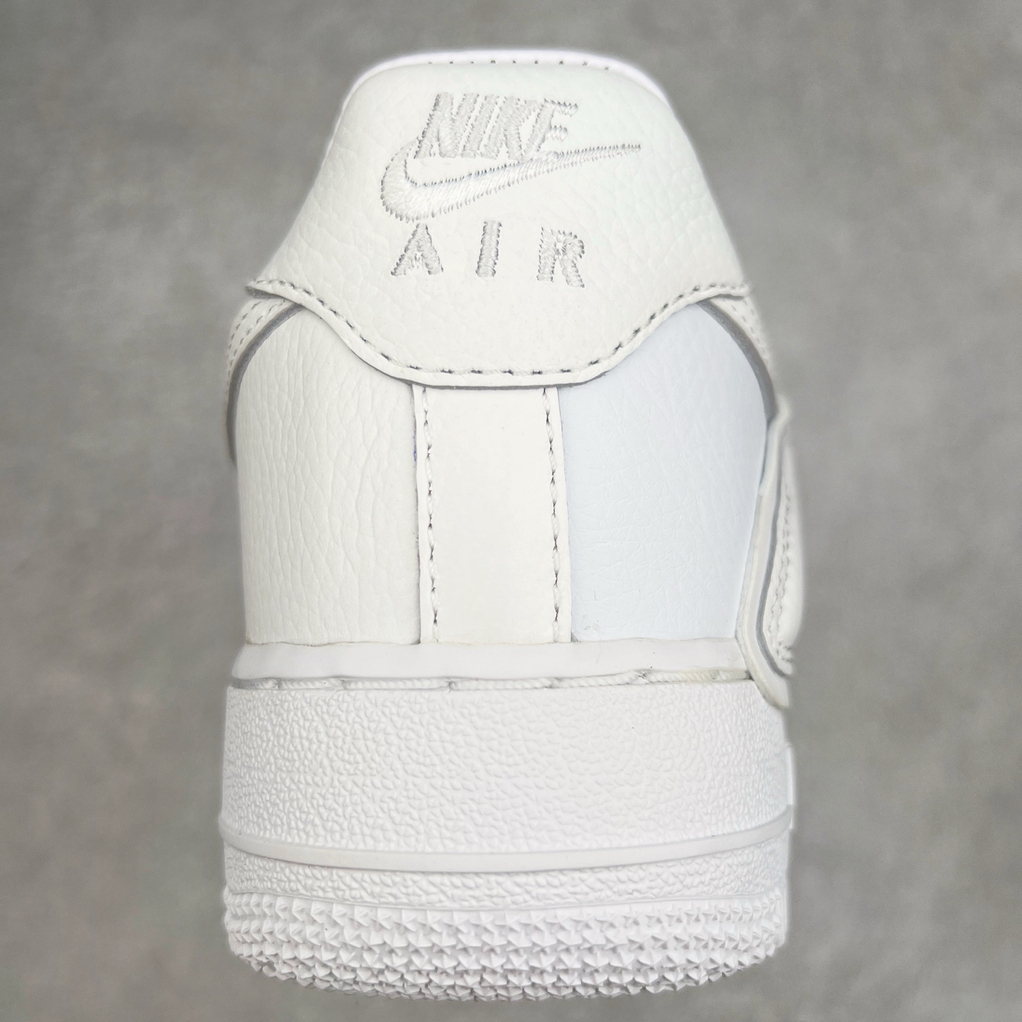 图片[8]-＃纯原 CPFM x NK Air Force 1 07 Low 空军一号系列低帮经典百搭休闲运动板鞋 联名放大补丁字母 FQ7069-100 在鞋面设计中加入的类似 Patch 补丁品牌标志图案，分别出现在鞋内外侧——黑色款的内侧是没有补丁图案的。在鞋后跟位置中，白色款的补丁图案出现在左脚——黑色款依旧没有补丁图案。另一方面，鞋面中的反光设计可以看做是亮点。鞋垫依旧以品牌标志性的彩色设计出现。尺码：36 36.5 37.5 38 38.5 39 40 40.5 41 42 42.5 43 44 44.5 45 46 47.5-选品中心