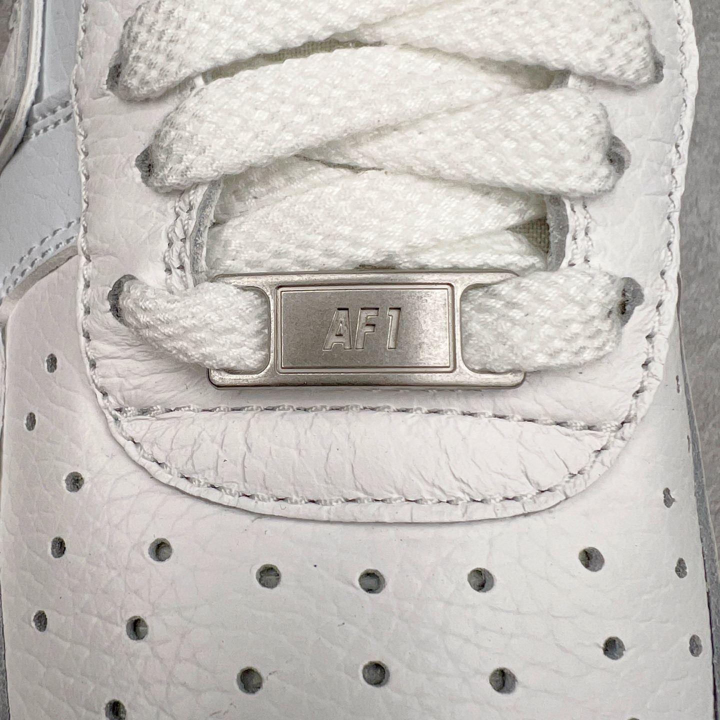 图片[17]-＃纯原 CPFM x NK Air Force 1 07 Low 空军一号系列低帮经典百搭休闲运动板鞋 联名放大补丁字母 FQ7069-100 在鞋面设计中加入的类似 Patch 补丁品牌标志图案，分别出现在鞋内外侧——黑色款的内侧是没有补丁图案的。在鞋后跟位置中，白色款的补丁图案出现在左脚——黑色款依旧没有补丁图案。另一方面，鞋面中的反光设计可以看做是亮点。鞋垫依旧以品牌标志性的彩色设计出现。尺码：36 36.5 37.5 38 38.5 39 40 40.5 41 42 42.5 43 44 44.5 45 46 47.5-选品中心