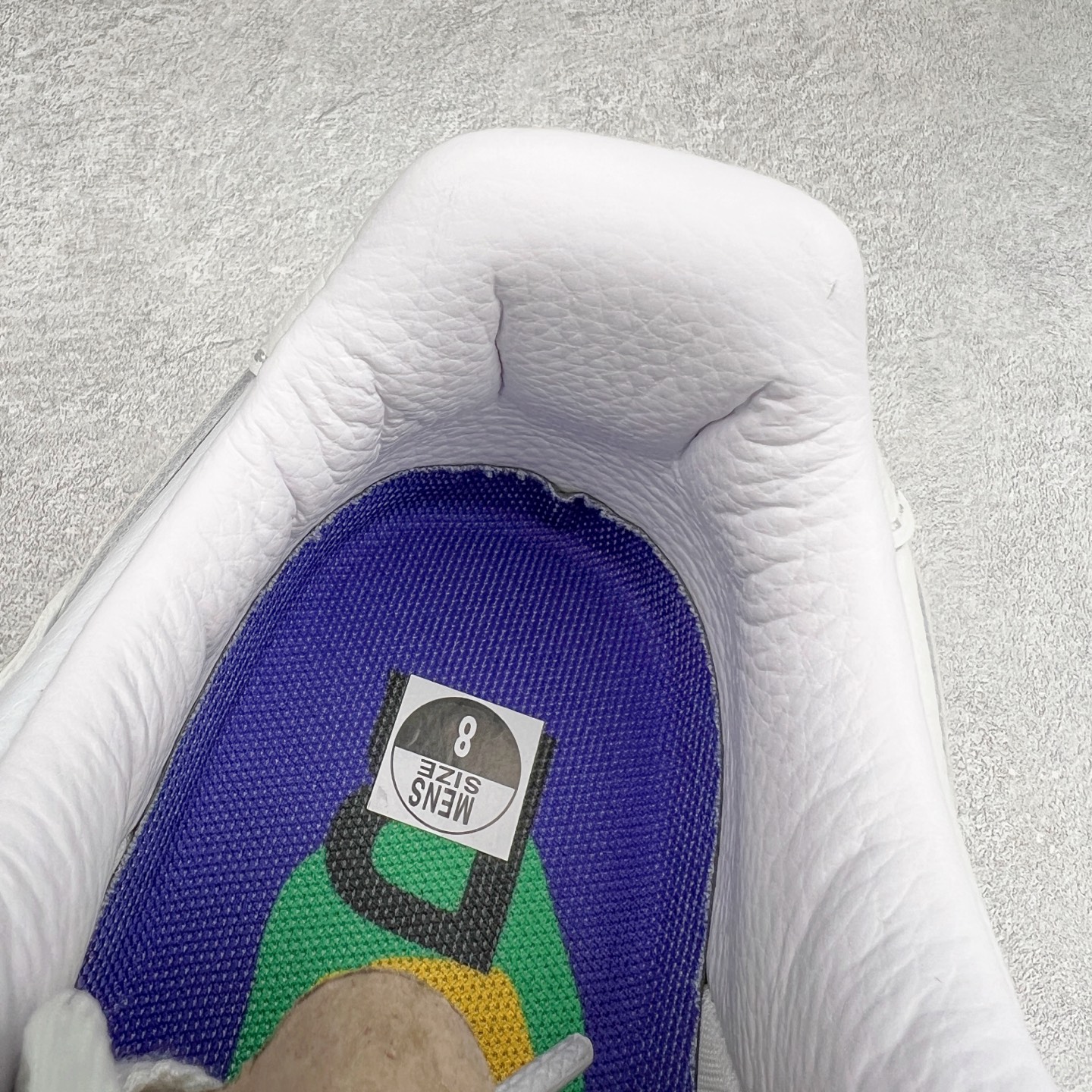 图片[15]-＃纯原 CPFM x NK Air Force 1 07 Low 空军一号系列低帮经典百搭休闲运动板鞋 联名放大补丁字母 FQ7069-100 在鞋面设计中加入的类似 Patch 补丁品牌标志图案，分别出现在鞋内外侧——黑色款的内侧是没有补丁图案的。在鞋后跟位置中，白色款的补丁图案出现在左脚——黑色款依旧没有补丁图案。另一方面，鞋面中的反光设计可以看做是亮点。鞋垫依旧以品牌标志性的彩色设计出现。尺码：36 36.5 37.5 38 38.5 39 40 40.5 41 42 42.5 43 44 44.5 45 46 47.5-选品中心