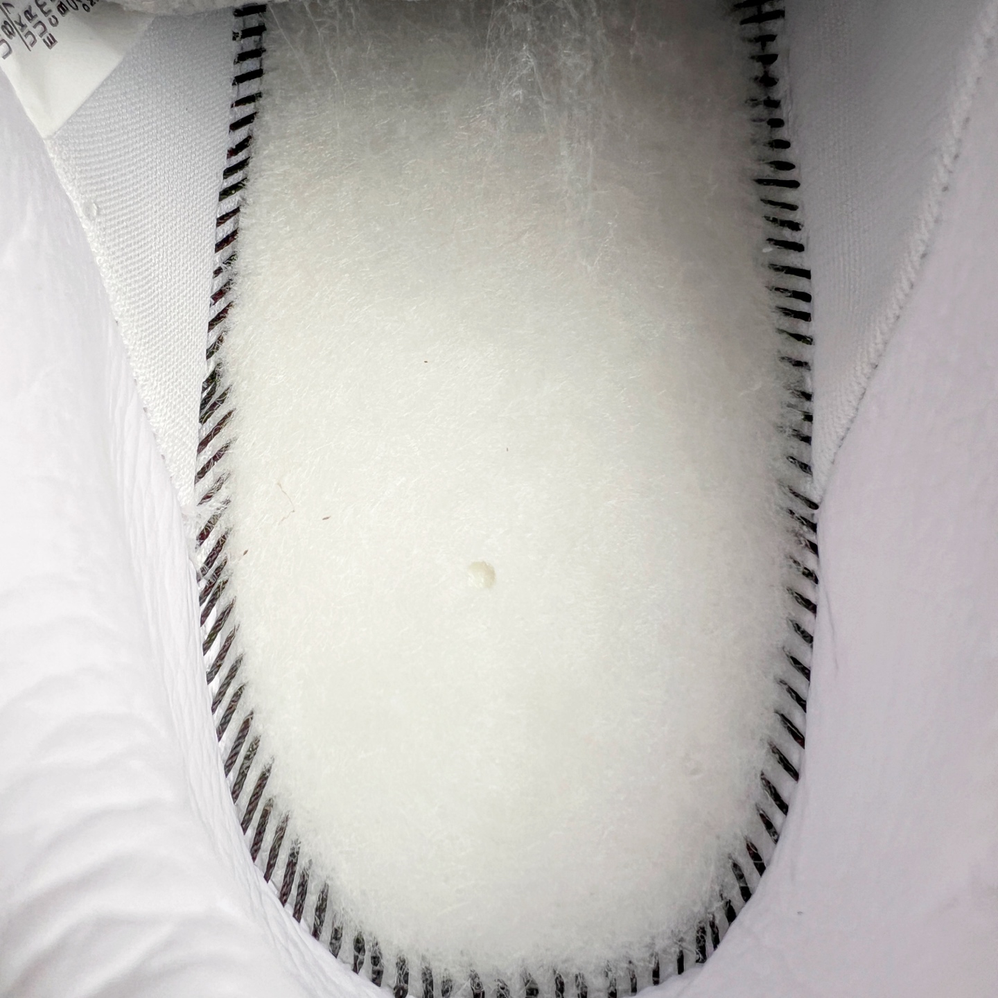 图片[12]-＃纯原 CPFM x NK Air Force 1 07 Low 空军一号系列低帮经典百搭休闲运动板鞋 联名放大补丁字母 FQ7069-100 在鞋面设计中加入的类似 Patch 补丁品牌标志图案，分别出现在鞋内外侧——黑色款的内侧是没有补丁图案的。在鞋后跟位置中，白色款的补丁图案出现在左脚——黑色款依旧没有补丁图案。另一方面，鞋面中的反光设计可以看做是亮点。鞋垫依旧以品牌标志性的彩色设计出现。尺码：36 36.5 37.5 38 38.5 39 40 40.5 41 42 42.5 43 44 44.5 45 46 47.5-选品中心