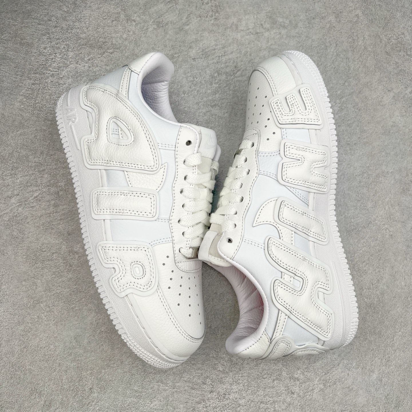 图片[3]-＃纯原 CPFM x NK Air Force 1 07 Low 空军一号系列低帮经典百搭休闲运动板鞋 联名放大补丁字母 FQ7069-100 在鞋面设计中加入的类似 Patch 补丁品牌标志图案，分别出现在鞋内外侧——黑色款的内侧是没有补丁图案的。在鞋后跟位置中，白色款的补丁图案出现在左脚——黑色款依旧没有补丁图案。另一方面，鞋面中的反光设计可以看做是亮点。鞋垫依旧以品牌标志性的彩色设计出现。尺码：36 36.5 37.5 38 38.5 39 40 40.5 41 42 42.5 43 44 44.5 45 46 47.5-选品中心