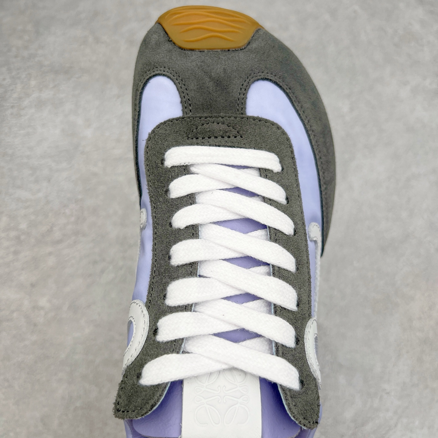 图片[4]-＃M纯原 LOEWE 2025 | Ballet Runner 2.0 罗意威新款芭蕾舞鞋拼色德训鞋阿甘鞋 全套原纸板楦头开发 后跟3D注塑橡胶LOEWE徽标 原厂数据大底磨具 进口羊皮内里加鞋垫 磁吸翻盖盒 内配帆布防尘袋 配件齐全 官方一致 原装纸板中底 带采用反绒牛皮革拼接头层皮饰片鞋面材质 鞋身原装高密度防刮防水尼龙面料 不对称鞋头造型 作为LOEWE的标志性设计 超柔软轻便且灵活的鞋底 新的波浪纹理橡胶外底 延伸至鞋头 升级的柔软皮革内衬和鞋床 提供最大舒适感 后跟有3D注塑橡胶徽标 真皮和皮料混搭彰显复古风格 拼色拼接鞋面 非常高级隐藏式小内增高 脚后跟设计新颖 柔软舒适 会被评为年度最舒适的暴走鞋 如履平地 内娱明星杨幂等众多同款上脚 小红书 一系列素材图 极具爆款 尺码：35 36 37 38 39 40 41 42 43 44 45-选品中心