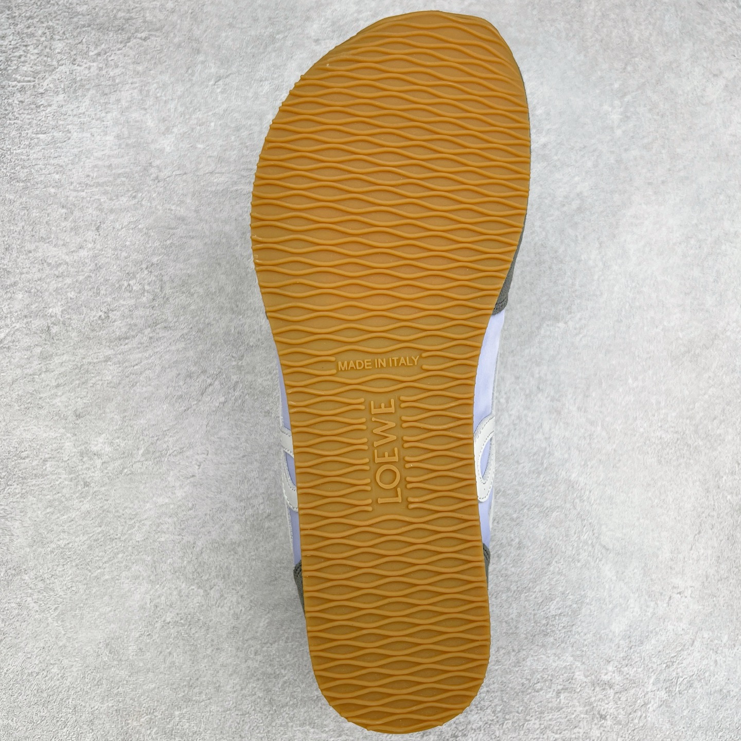 图片[9]-＃M纯原 LOEWE 2025 | Ballet Runner 2.0 罗意威新款芭蕾舞鞋拼色德训鞋阿甘鞋 全套原纸板楦头开发 后跟3D注塑橡胶LOEWE徽标 原厂数据大底磨具 进口羊皮内里加鞋垫 磁吸翻盖盒 内配帆布防尘袋 配件齐全 官方一致 原装纸板中底 带采用反绒牛皮革拼接头层皮饰片鞋面材质 鞋身原装高密度防刮防水尼龙面料 不对称鞋头造型 作为LOEWE的标志性设计 超柔软轻便且灵活的鞋底 新的波浪纹理橡胶外底 延伸至鞋头 升级的柔软皮革内衬和鞋床 提供最大舒适感 后跟有3D注塑橡胶徽标 真皮和皮料混搭彰显复古风格 拼色拼接鞋面 非常高级隐藏式小内增高 脚后跟设计新颖 柔软舒适 会被评为年度最舒适的暴走鞋 如履平地 内娱明星杨幂等众多同款上脚 小红书 一系列素材图 极具爆款 尺码：35 36 37 38 39 40 41 42 43 44 45-选品中心