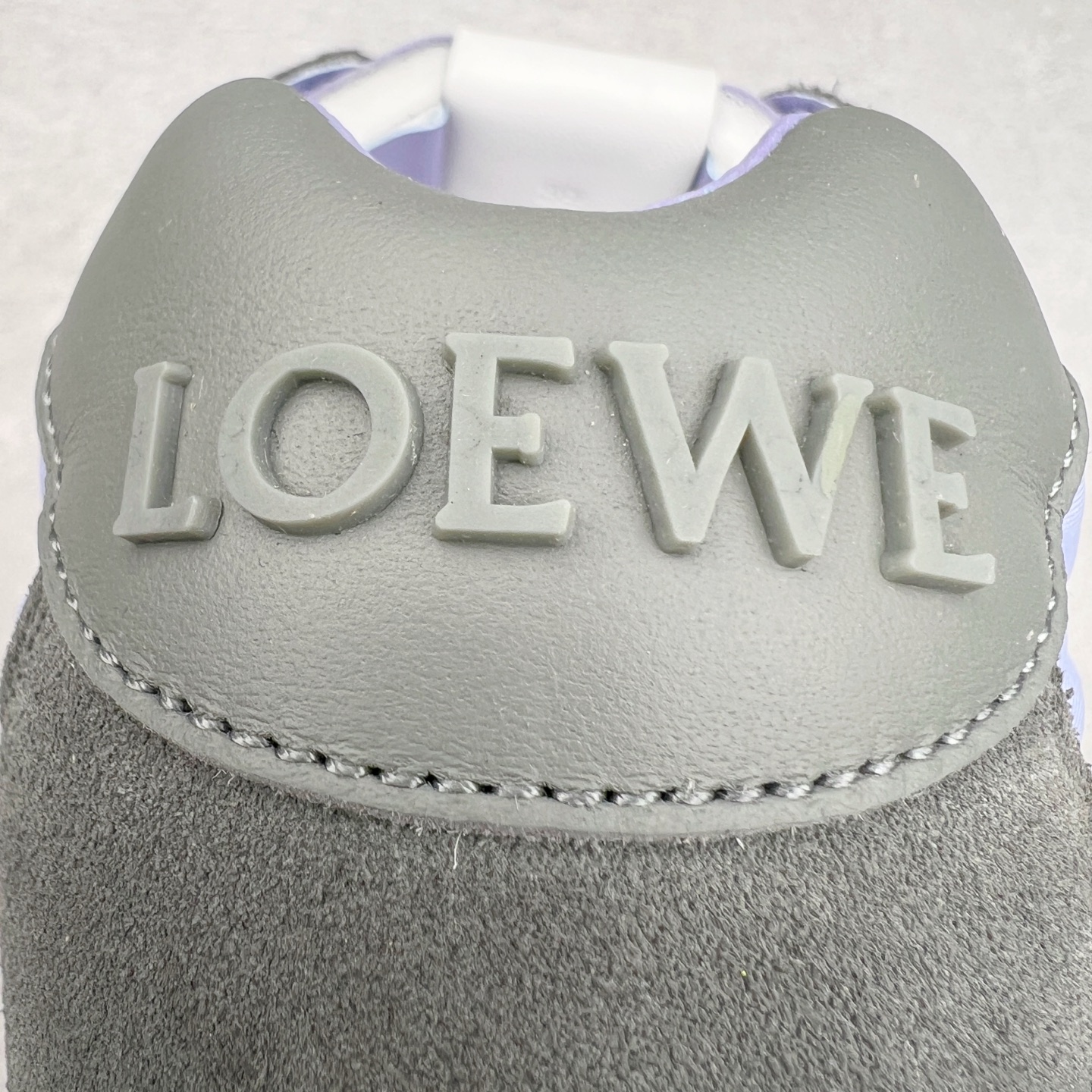 图片[10]-＃M纯原 LOEWE 2025 | Ballet Runner 2.0 罗意威新款芭蕾舞鞋拼色德训鞋阿甘鞋 全套原纸板楦头开发 后跟3D注塑橡胶LOEWE徽标 原厂数据大底磨具 进口羊皮内里加鞋垫 磁吸翻盖盒 内配帆布防尘袋 配件齐全 官方一致 原装纸板中底 带采用反绒牛皮革拼接头层皮饰片鞋面材质 鞋身原装高密度防刮防水尼龙面料 不对称鞋头造型 作为LOEWE的标志性设计 超柔软轻便且灵活的鞋底 新的波浪纹理橡胶外底 延伸至鞋头 升级的柔软皮革内衬和鞋床 提供最大舒适感 后跟有3D注塑橡胶徽标 真皮和皮料混搭彰显复古风格 拼色拼接鞋面 非常高级隐藏式小内增高 脚后跟设计新颖 柔软舒适 会被评为年度最舒适的暴走鞋 如履平地 内娱明星杨幂等众多同款上脚 小红书 一系列素材图 极具爆款 尺码：35 36 37 38 39 40 41 42 43 44 45-选品中心