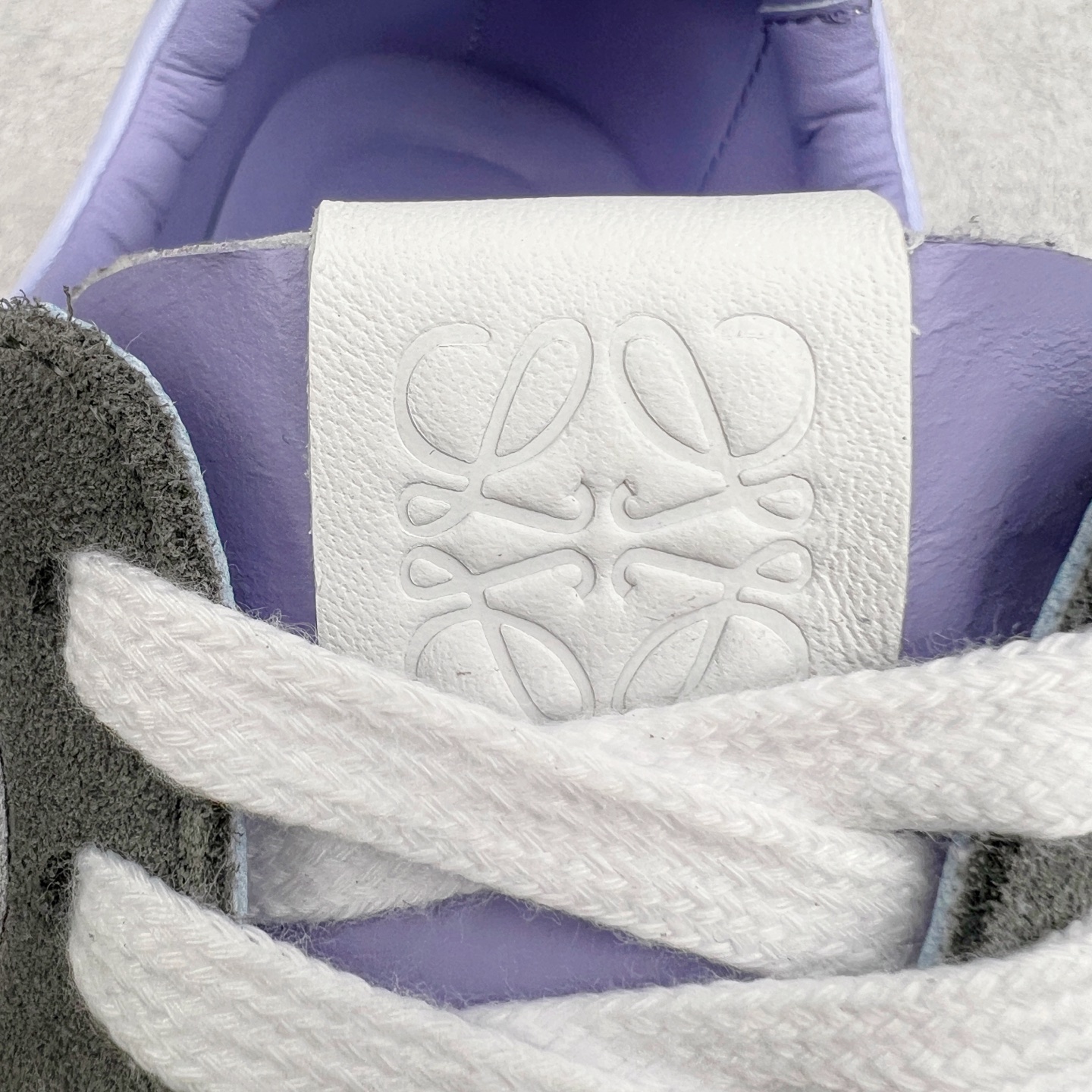 图片[14]-＃M纯原 LOEWE 2025 | Ballet Runner 2.0 罗意威新款芭蕾舞鞋拼色德训鞋阿甘鞋 全套原纸板楦头开发 后跟3D注塑橡胶LOEWE徽标 原厂数据大底磨具 进口羊皮内里加鞋垫 磁吸翻盖盒 内配帆布防尘袋 配件齐全 官方一致 原装纸板中底 带采用反绒牛皮革拼接头层皮饰片鞋面材质 鞋身原装高密度防刮防水尼龙面料 不对称鞋头造型 作为LOEWE的标志性设计 超柔软轻便且灵活的鞋底 新的波浪纹理橡胶外底 延伸至鞋头 升级的柔软皮革内衬和鞋床 提供最大舒适感 后跟有3D注塑橡胶徽标 真皮和皮料混搭彰显复古风格 拼色拼接鞋面 非常高级隐藏式小内增高 脚后跟设计新颖 柔软舒适 会被评为年度最舒适的暴走鞋 如履平地 内娱明星杨幂等众多同款上脚 小红书 一系列素材图 极具爆款 尺码：35 36 37 38 39 40 41 42 43 44 45-选品中心