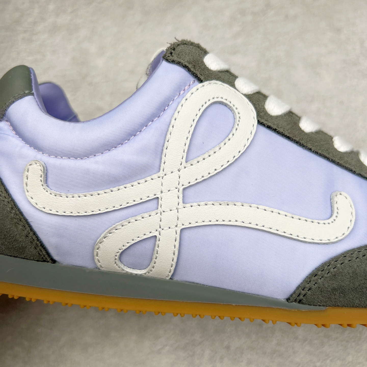 图片[16]-＃M纯原 LOEWE 2025 | Ballet Runner 2.0 罗意威新款芭蕾舞鞋拼色德训鞋阿甘鞋 全套原纸板楦头开发 后跟3D注塑橡胶LOEWE徽标 原厂数据大底磨具 进口羊皮内里加鞋垫 磁吸翻盖盒 内配帆布防尘袋 配件齐全 官方一致 原装纸板中底 带采用反绒牛皮革拼接头层皮饰片鞋面材质 鞋身原装高密度防刮防水尼龙面料 不对称鞋头造型 作为LOEWE的标志性设计 超柔软轻便且灵活的鞋底 新的波浪纹理橡胶外底 延伸至鞋头 升级的柔软皮革内衬和鞋床 提供最大舒适感 后跟有3D注塑橡胶徽标 真皮和皮料混搭彰显复古风格 拼色拼接鞋面 非常高级隐藏式小内增高 脚后跟设计新颖 柔软舒适 会被评为年度最舒适的暴走鞋 如履平地 内娱明星杨幂等众多同款上脚 小红书 一系列素材图 极具爆款 尺码：35 36 37 38 39 40 41 42 43 44 45-选品中心