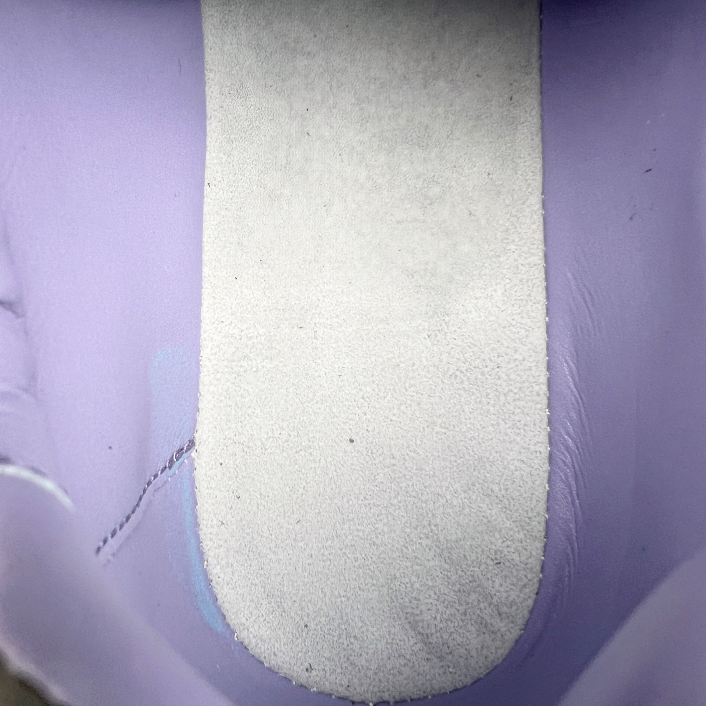 图片[19]-＃M纯原 LOEWE 2025 | Ballet Runner 2.0 罗意威新款芭蕾舞鞋拼色德训鞋阿甘鞋 全套原纸板楦头开发 后跟3D注塑橡胶LOEWE徽标 原厂数据大底磨具 进口羊皮内里加鞋垫 磁吸翻盖盒 内配帆布防尘袋 配件齐全 官方一致 原装纸板中底 带采用反绒牛皮革拼接头层皮饰片鞋面材质 鞋身原装高密度防刮防水尼龙面料 不对称鞋头造型 作为LOEWE的标志性设计 超柔软轻便且灵活的鞋底 新的波浪纹理橡胶外底 延伸至鞋头 升级的柔软皮革内衬和鞋床 提供最大舒适感 后跟有3D注塑橡胶徽标 真皮和皮料混搭彰显复古风格 拼色拼接鞋面 非常高级隐藏式小内增高 脚后跟设计新颖 柔软舒适 会被评为年度最舒适的暴走鞋 如履平地 内娱明星杨幂等众多同款上脚 小红书 一系列素材图 极具爆款 尺码：35 36 37 38 39 40 41 42 43 44 45-选品中心