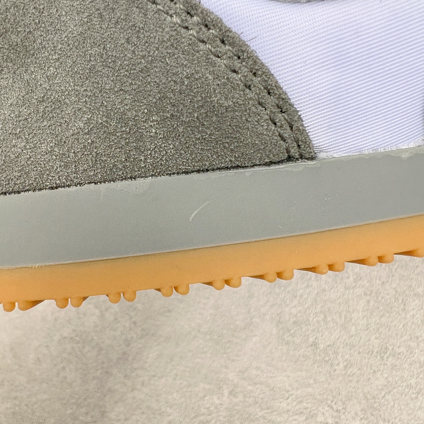 图片[11]-＃M纯原 LOEWE 2025 | Ballet Runner 2.0 罗意威新款芭蕾舞鞋拼色德训鞋阿甘鞋 全套原纸板楦头开发 后跟3D注塑橡胶LOEWE徽标 原厂数据大底磨具 进口羊皮内里加鞋垫 磁吸翻盖盒 内配帆布防尘袋 配件齐全 官方一致 原装纸板中底 带采用反绒牛皮革拼接头层皮饰片鞋面材质 鞋身原装高密度防刮防水尼龙面料 不对称鞋头造型 作为LOEWE的标志性设计 超柔软轻便且灵活的鞋底 新的波浪纹理橡胶外底 延伸至鞋头 升级的柔软皮革内衬和鞋床 提供最大舒适感 后跟有3D注塑橡胶徽标 真皮和皮料混搭彰显复古风格 拼色拼接鞋面 非常高级隐藏式小内增高 脚后跟设计新颖 柔软舒适 会被评为年度最舒适的暴走鞋 如履平地 内娱明星杨幂等众多同款上脚 小红书 一系列素材图 极具爆款 尺码：35 36 37 38 39 40 41 42 43 44 45-选品中心