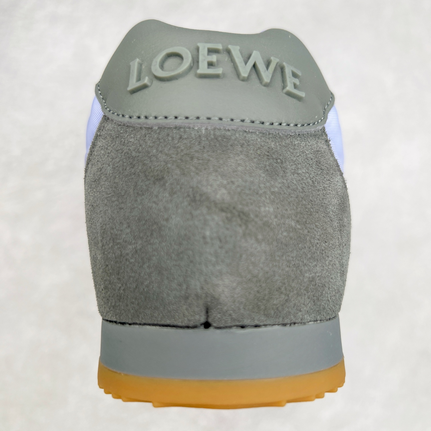 图片[8]-＃M纯原 LOEWE 2025 | Ballet Runner 2.0 罗意威新款芭蕾舞鞋拼色德训鞋阿甘鞋 全套原纸板楦头开发 后跟3D注塑橡胶LOEWE徽标 原厂数据大底磨具 进口羊皮内里加鞋垫 磁吸翻盖盒 内配帆布防尘袋 配件齐全 官方一致 原装纸板中底 带采用反绒牛皮革拼接头层皮饰片鞋面材质 鞋身原装高密度防刮防水尼龙面料 不对称鞋头造型 作为LOEWE的标志性设计 超柔软轻便且灵活的鞋底 新的波浪纹理橡胶外底 延伸至鞋头 升级的柔软皮革内衬和鞋床 提供最大舒适感 后跟有3D注塑橡胶徽标 真皮和皮料混搭彰显复古风格 拼色拼接鞋面 非常高级隐藏式小内增高 脚后跟设计新颖 柔软舒适 会被评为年度最舒适的暴走鞋 如履平地 内娱明星杨幂等众多同款上脚 小红书 一系列素材图 极具爆款 尺码：35 36 37 38 39 40 41 42 43 44 45-选品中心