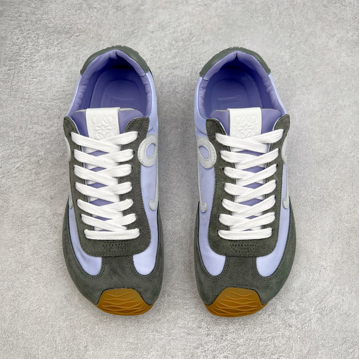 图片[2]-＃M纯原 LOEWE 2025 | Ballet Runner 2.0 罗意威新款芭蕾舞鞋拼色德训鞋阿甘鞋 全套原纸板楦头开发 后跟3D注塑橡胶LOEWE徽标 原厂数据大底磨具 进口羊皮内里加鞋垫 磁吸翻盖盒 内配帆布防尘袋 配件齐全 官方一致 原装纸板中底 带采用反绒牛皮革拼接头层皮饰片鞋面材质 鞋身原装高密度防刮防水尼龙面料 不对称鞋头造型 作为LOEWE的标志性设计 超柔软轻便且灵活的鞋底 新的波浪纹理橡胶外底 延伸至鞋头 升级的柔软皮革内衬和鞋床 提供最大舒适感 后跟有3D注塑橡胶徽标 真皮和皮料混搭彰显复古风格 拼色拼接鞋面 非常高级隐藏式小内增高 脚后跟设计新颖 柔软舒适 会被评为年度最舒适的暴走鞋 如履平地 内娱明星杨幂等众多同款上脚 小红书 一系列素材图 极具爆款 尺码：35 36 37 38 39 40 41 42 43 44 45-选品中心