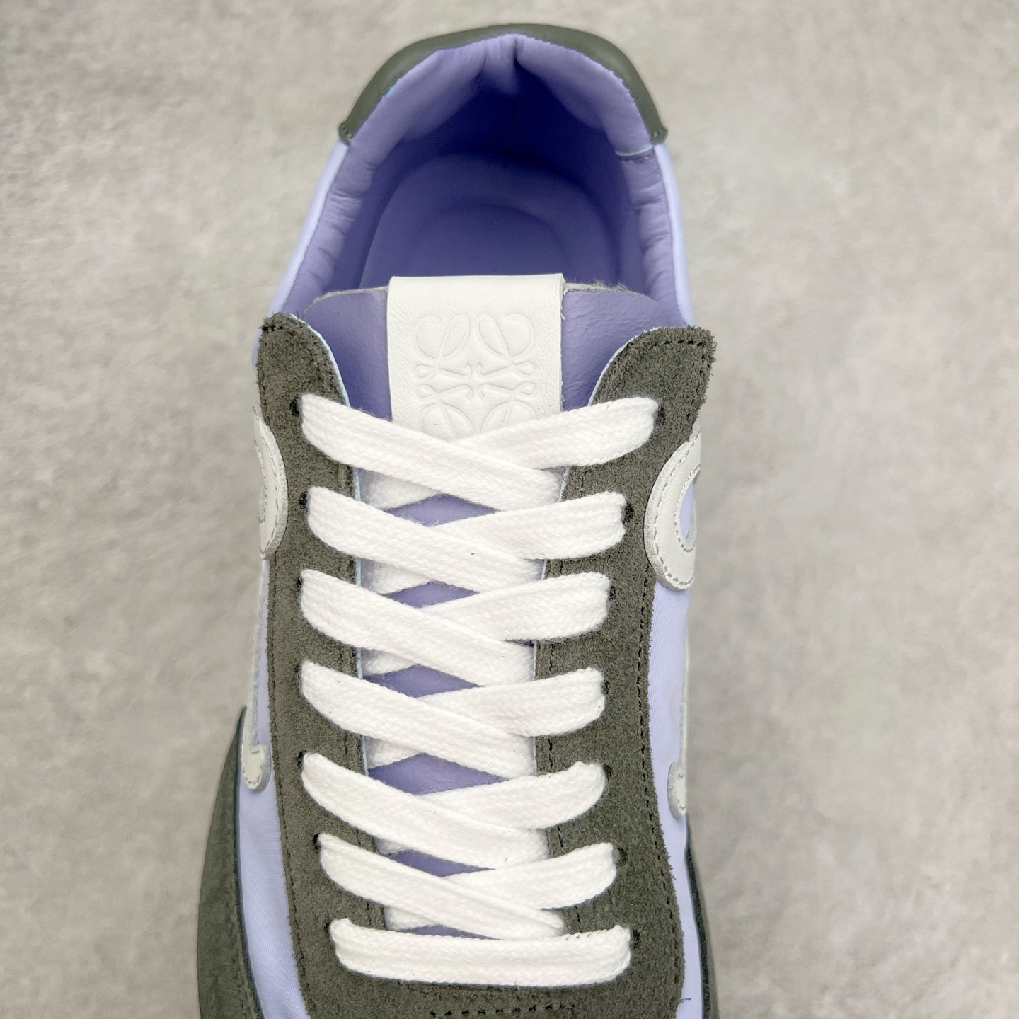 图片[5]-＃M纯原 LOEWE 2025 | Ballet Runner 2.0 罗意威新款芭蕾舞鞋拼色德训鞋阿甘鞋 全套原纸板楦头开发 后跟3D注塑橡胶LOEWE徽标 原厂数据大底磨具 进口羊皮内里加鞋垫 磁吸翻盖盒 内配帆布防尘袋 配件齐全 官方一致 原装纸板中底 带采用反绒牛皮革拼接头层皮饰片鞋面材质 鞋身原装高密度防刮防水尼龙面料 不对称鞋头造型 作为LOEWE的标志性设计 超柔软轻便且灵活的鞋底 新的波浪纹理橡胶外底 延伸至鞋头 升级的柔软皮革内衬和鞋床 提供最大舒适感 后跟有3D注塑橡胶徽标 真皮和皮料混搭彰显复古风格 拼色拼接鞋面 非常高级隐藏式小内增高 脚后跟设计新颖 柔软舒适 会被评为年度最舒适的暴走鞋 如履平地 内娱明星杨幂等众多同款上脚 小红书 一系列素材图 极具爆款 尺码：35 36 37 38 39 40 41 42 43 44 45-选品中心