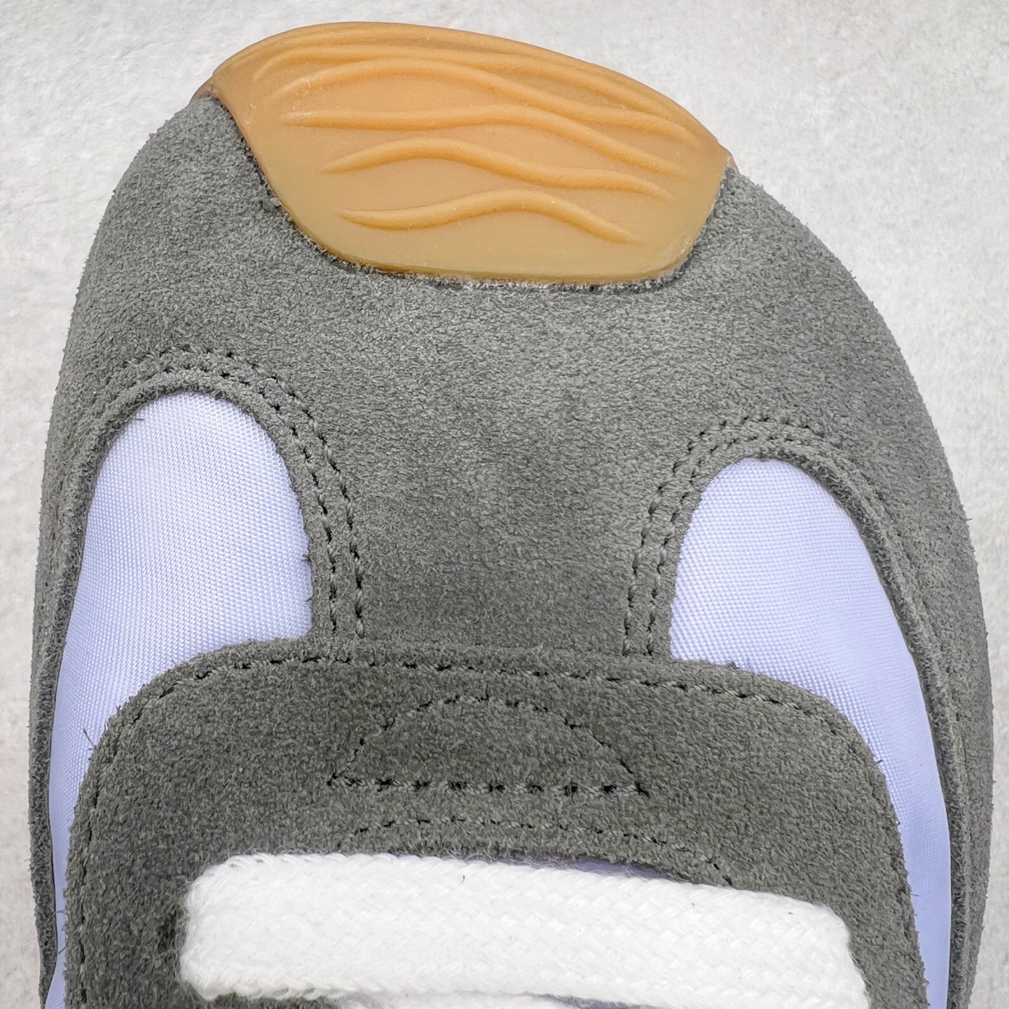 图片[12]-＃M纯原 LOEWE 2025 | Ballet Runner 2.0 罗意威新款芭蕾舞鞋拼色德训鞋阿甘鞋 全套原纸板楦头开发 后跟3D注塑橡胶LOEWE徽标 原厂数据大底磨具 进口羊皮内里加鞋垫 磁吸翻盖盒 内配帆布防尘袋 配件齐全 官方一致 原装纸板中底 带采用反绒牛皮革拼接头层皮饰片鞋面材质 鞋身原装高密度防刮防水尼龙面料 不对称鞋头造型 作为LOEWE的标志性设计 超柔软轻便且灵活的鞋底 新的波浪纹理橡胶外底 延伸至鞋头 升级的柔软皮革内衬和鞋床 提供最大舒适感 后跟有3D注塑橡胶徽标 真皮和皮料混搭彰显复古风格 拼色拼接鞋面 非常高级隐藏式小内增高 脚后跟设计新颖 柔软舒适 会被评为年度最舒适的暴走鞋 如履平地 内娱明星杨幂等众多同款上脚 小红书 一系列素材图 极具爆款 尺码：35 36 37 38 39 40 41 42 43 44 45-选品中心