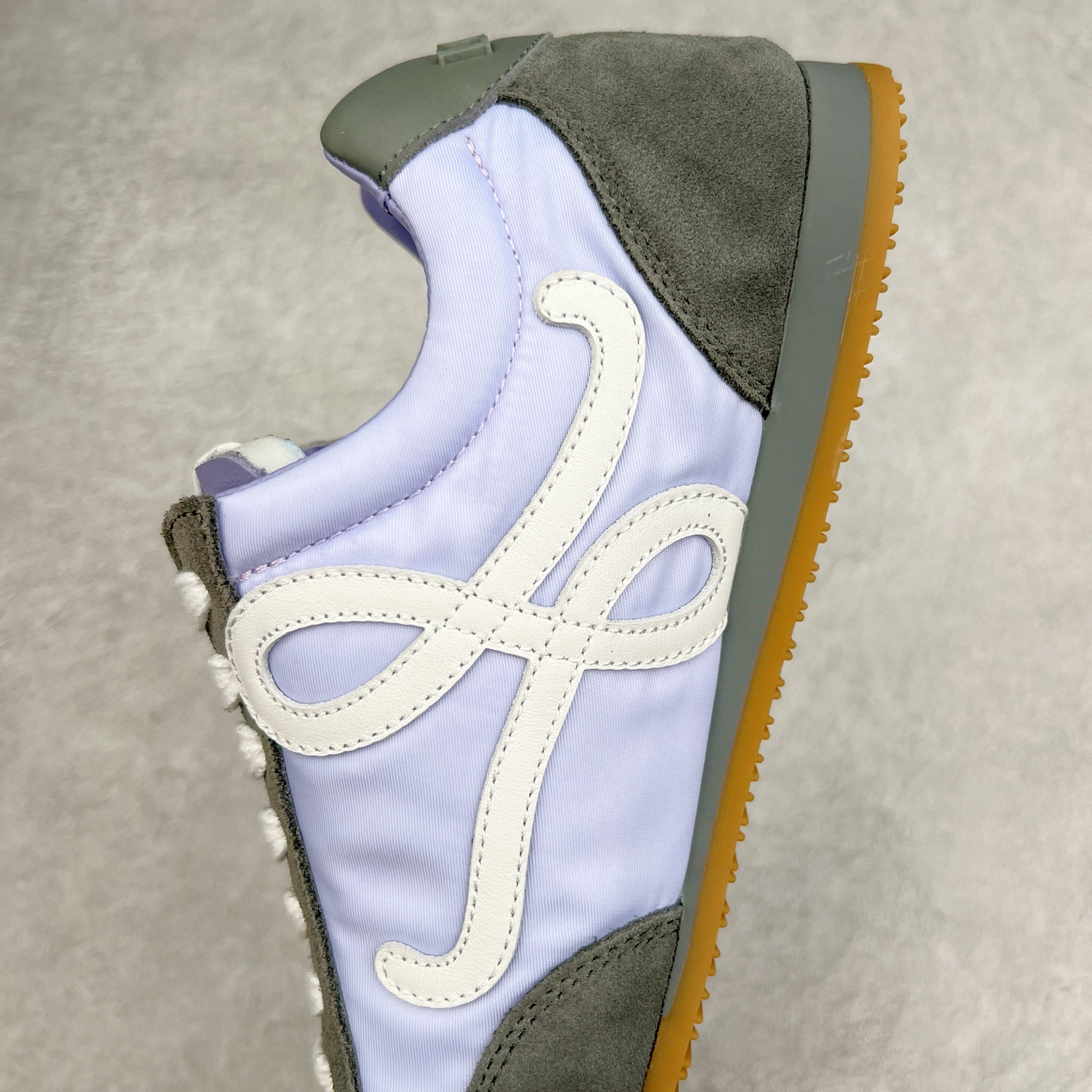 图片[7]-＃M纯原 LOEWE 2025 | Ballet Runner 2.0 罗意威新款芭蕾舞鞋拼色德训鞋阿甘鞋 全套原纸板楦头开发 后跟3D注塑橡胶LOEWE徽标 原厂数据大底磨具 进口羊皮内里加鞋垫 磁吸翻盖盒 内配帆布防尘袋 配件齐全 官方一致 原装纸板中底 带采用反绒牛皮革拼接头层皮饰片鞋面材质 鞋身原装高密度防刮防水尼龙面料 不对称鞋头造型 作为LOEWE的标志性设计 超柔软轻便且灵活的鞋底 新的波浪纹理橡胶外底 延伸至鞋头 升级的柔软皮革内衬和鞋床 提供最大舒适感 后跟有3D注塑橡胶徽标 真皮和皮料混搭彰显复古风格 拼色拼接鞋面 非常高级隐藏式小内增高 脚后跟设计新颖 柔软舒适 会被评为年度最舒适的暴走鞋 如履平地 内娱明星杨幂等众多同款上脚 小红书 一系列素材图 极具爆款 尺码：35 36 37 38 39 40 41 42 43 44 45-选品中心