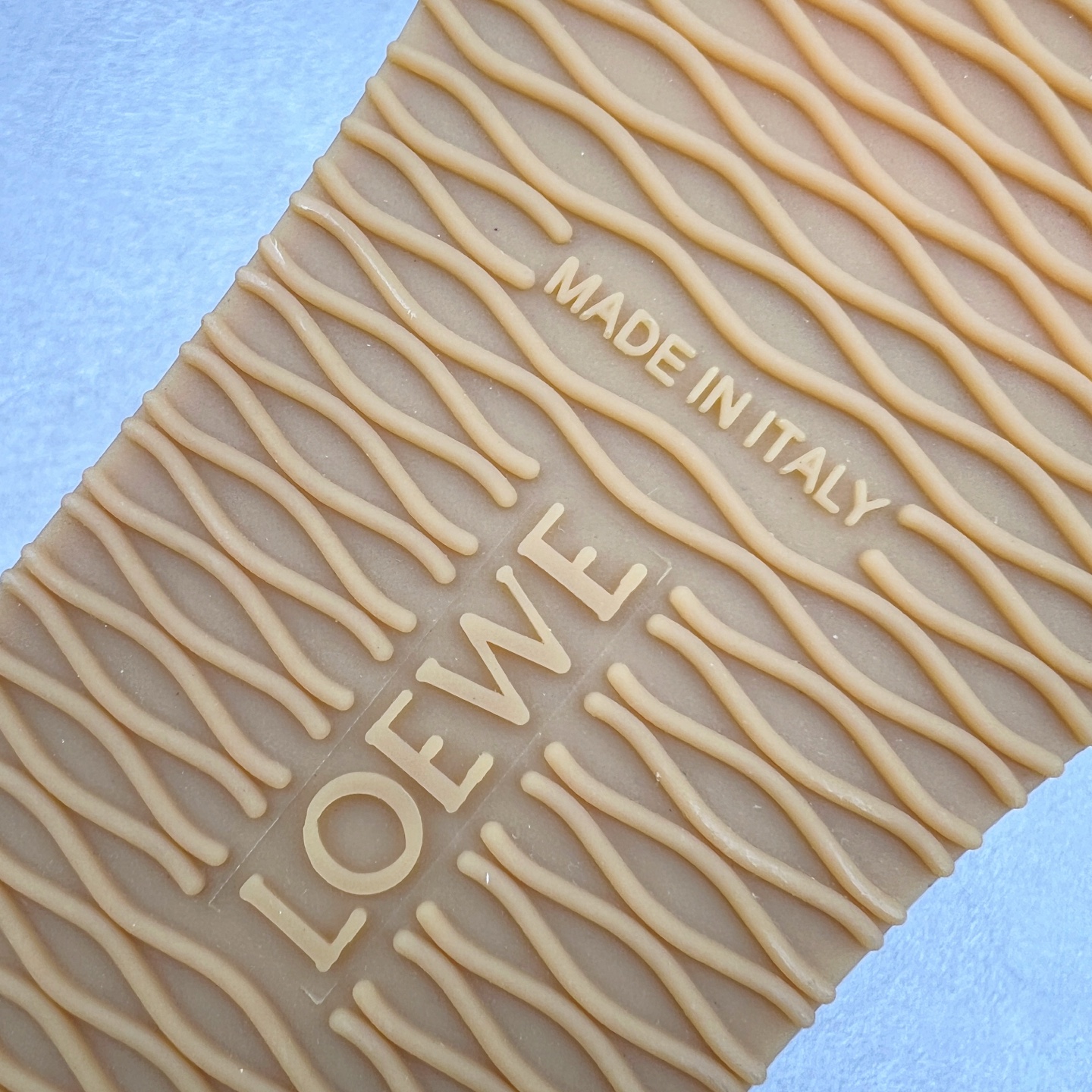 图片[15]-＃M纯原 LOEWE 2025 | Ballet Runner 2.0 罗意威新款芭蕾舞鞋拼色德训鞋阿甘鞋 全套原纸板楦头开发 后跟3D注塑橡胶LOEWE徽标 原厂数据大底磨具 进口羊皮内里加鞋垫 磁吸翻盖盒 内配帆布防尘袋 配件齐全 官方一致 原装纸板中底 带采用反绒牛皮革拼接头层皮饰片鞋面材质 鞋身原装高密度防刮防水尼龙面料 不对称鞋头造型 作为LOEWE的标志性设计 超柔软轻便且灵活的鞋底 新的波浪纹理橡胶外底 延伸至鞋头 升级的柔软皮革内衬和鞋床 提供最大舒适感 后跟有3D注塑橡胶徽标 真皮和皮料混搭彰显复古风格 拼色拼接鞋面 非常高级隐藏式小内增高 脚后跟设计新颖 柔软舒适 会被评为年度最舒适的暴走鞋 如履平地 内娱明星杨幂等众多同款上脚 小红书 一系列素材图 极具爆款 尺码：35 36 37 38 39 40 41 42 43 44 45-选品中心