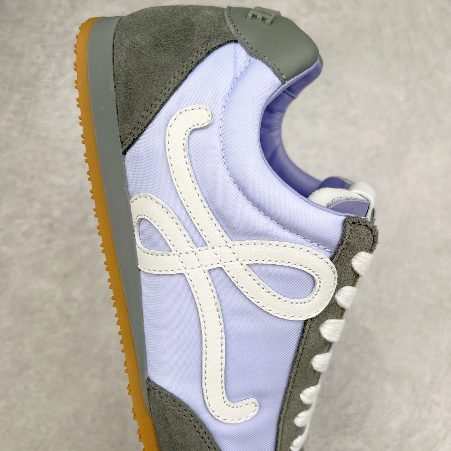 图片[6]-＃M纯原 LOEWE 2025 | Ballet Runner 2.0 罗意威新款芭蕾舞鞋拼色德训鞋阿甘鞋 全套原纸板楦头开发 后跟3D注塑橡胶LOEWE徽标 原厂数据大底磨具 进口羊皮内里加鞋垫 磁吸翻盖盒 内配帆布防尘袋 配件齐全 官方一致 原装纸板中底 带采用反绒牛皮革拼接头层皮饰片鞋面材质 鞋身原装高密度防刮防水尼龙面料 不对称鞋头造型 作为LOEWE的标志性设计 超柔软轻便且灵活的鞋底 新的波浪纹理橡胶外底 延伸至鞋头 升级的柔软皮革内衬和鞋床 提供最大舒适感 后跟有3D注塑橡胶徽标 真皮和皮料混搭彰显复古风格 拼色拼接鞋面 非常高级隐藏式小内增高 脚后跟设计新颖 柔软舒适 会被评为年度最舒适的暴走鞋 如履平地 内娱明星杨幂等众多同款上脚 小红书 一系列素材图 极具爆款 尺码：35 36 37 38 39 40 41 42 43 44 45-选品中心