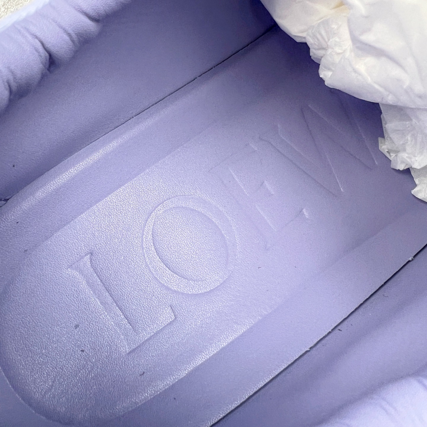 图片[17]-＃M纯原 LOEWE 2025 | Ballet Runner 2.0 罗意威新款芭蕾舞鞋拼色德训鞋阿甘鞋 全套原纸板楦头开发 后跟3D注塑橡胶LOEWE徽标 原厂数据大底磨具 进口羊皮内里加鞋垫 磁吸翻盖盒 内配帆布防尘袋 配件齐全 官方一致 原装纸板中底 带采用反绒牛皮革拼接头层皮饰片鞋面材质 鞋身原装高密度防刮防水尼龙面料 不对称鞋头造型 作为LOEWE的标志性设计 超柔软轻便且灵活的鞋底 新的波浪纹理橡胶外底 延伸至鞋头 升级的柔软皮革内衬和鞋床 提供最大舒适感 后跟有3D注塑橡胶徽标 真皮和皮料混搭彰显复古风格 拼色拼接鞋面 非常高级隐藏式小内增高 脚后跟设计新颖 柔软舒适 会被评为年度最舒适的暴走鞋 如履平地 内娱明星杨幂等众多同款上脚 小红书 一系列素材图 极具爆款 尺码：35 36 37 38 39 40 41 42 43 44 45-选品中心