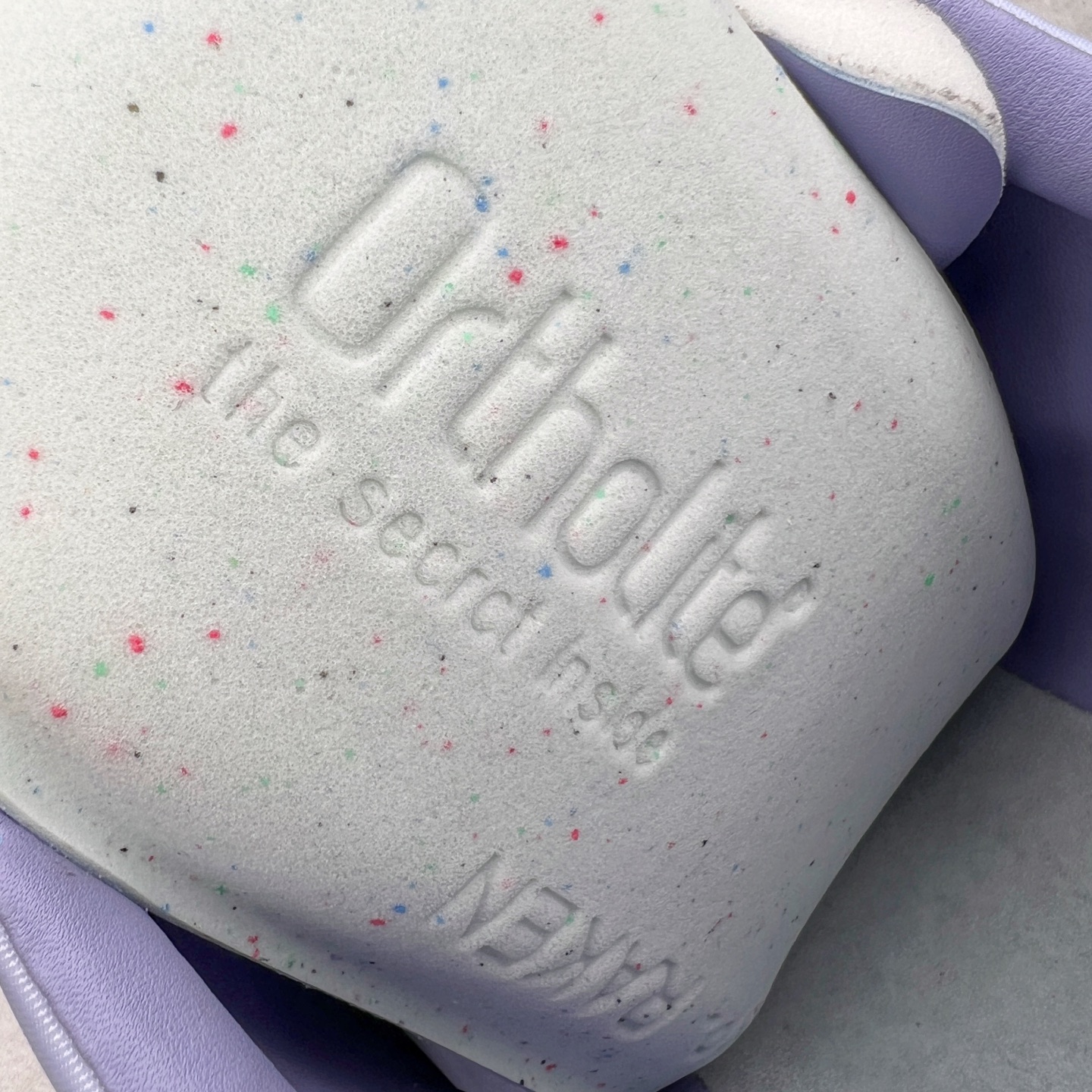 图片[18]-＃M纯原 LOEWE 2025 | Ballet Runner 2.0 罗意威新款芭蕾舞鞋拼色德训鞋阿甘鞋 全套原纸板楦头开发 后跟3D注塑橡胶LOEWE徽标 原厂数据大底磨具 进口羊皮内里加鞋垫 磁吸翻盖盒 内配帆布防尘袋 配件齐全 官方一致 原装纸板中底 带采用反绒牛皮革拼接头层皮饰片鞋面材质 鞋身原装高密度防刮防水尼龙面料 不对称鞋头造型 作为LOEWE的标志性设计 超柔软轻便且灵活的鞋底 新的波浪纹理橡胶外底 延伸至鞋头 升级的柔软皮革内衬和鞋床 提供最大舒适感 后跟有3D注塑橡胶徽标 真皮和皮料混搭彰显复古风格 拼色拼接鞋面 非常高级隐藏式小内增高 脚后跟设计新颖 柔软舒适 会被评为年度最舒适的暴走鞋 如履平地 内娱明星杨幂等众多同款上脚 小红书 一系列素材图 极具爆款 尺码：35 36 37 38 39 40 41 42 43 44 45-选品中心