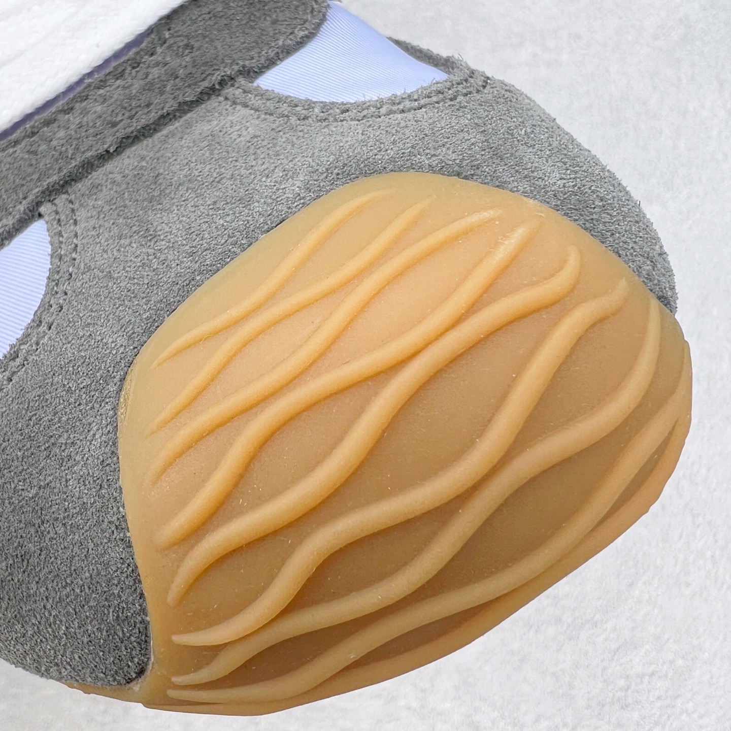 图片[13]-＃M纯原 LOEWE 2025 | Ballet Runner 2.0 罗意威新款芭蕾舞鞋拼色德训鞋阿甘鞋 全套原纸板楦头开发 后跟3D注塑橡胶LOEWE徽标 原厂数据大底磨具 进口羊皮内里加鞋垫 磁吸翻盖盒 内配帆布防尘袋 配件齐全 官方一致 原装纸板中底 带采用反绒牛皮革拼接头层皮饰片鞋面材质 鞋身原装高密度防刮防水尼龙面料 不对称鞋头造型 作为LOEWE的标志性设计 超柔软轻便且灵活的鞋底 新的波浪纹理橡胶外底 延伸至鞋头 升级的柔软皮革内衬和鞋床 提供最大舒适感 后跟有3D注塑橡胶徽标 真皮和皮料混搭彰显复古风格 拼色拼接鞋面 非常高级隐藏式小内增高 脚后跟设计新颖 柔软舒适 会被评为年度最舒适的暴走鞋 如履平地 内娱明星杨幂等众多同款上脚 小红书 一系列素材图 极具爆款 尺码：35 36 37 38 39 40 41 42 43 44 45-选品中心