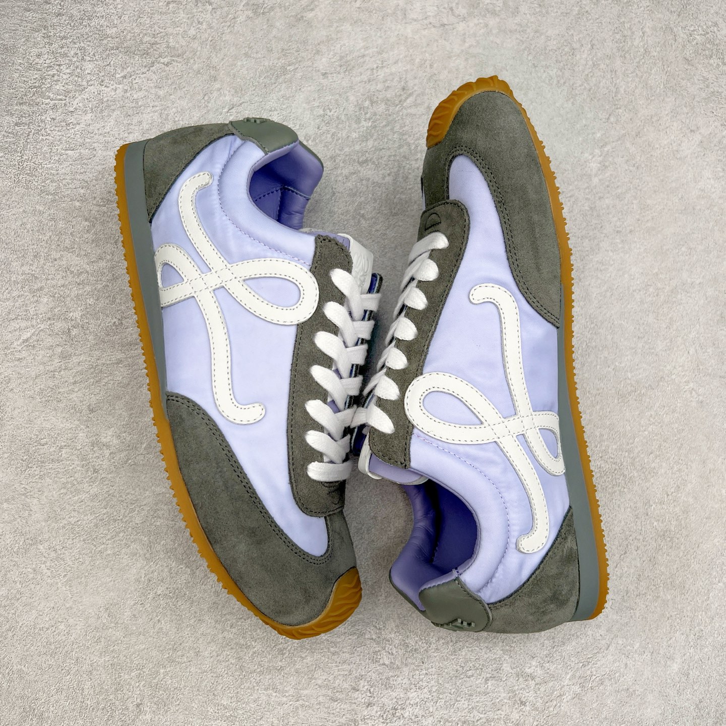 图片[3]-＃M纯原 LOEWE 2025 | Ballet Runner 2.0 罗意威新款芭蕾舞鞋拼色德训鞋阿甘鞋 全套原纸板楦头开发 后跟3D注塑橡胶LOEWE徽标 原厂数据大底磨具 进口羊皮内里加鞋垫 磁吸翻盖盒 内配帆布防尘袋 配件齐全 官方一致 原装纸板中底 带采用反绒牛皮革拼接头层皮饰片鞋面材质 鞋身原装高密度防刮防水尼龙面料 不对称鞋头造型 作为LOEWE的标志性设计 超柔软轻便且灵活的鞋底 新的波浪纹理橡胶外底 延伸至鞋头 升级的柔软皮革内衬和鞋床 提供最大舒适感 后跟有3D注塑橡胶徽标 真皮和皮料混搭彰显复古风格 拼色拼接鞋面 非常高级隐藏式小内增高 脚后跟设计新颖 柔软舒适 会被评为年度最舒适的暴走鞋 如履平地 内娱明星杨幂等众多同款上脚 小红书 一系列素材图 极具爆款 尺码：35 36 37 38 39 40 41 42 43 44 45-选品中心