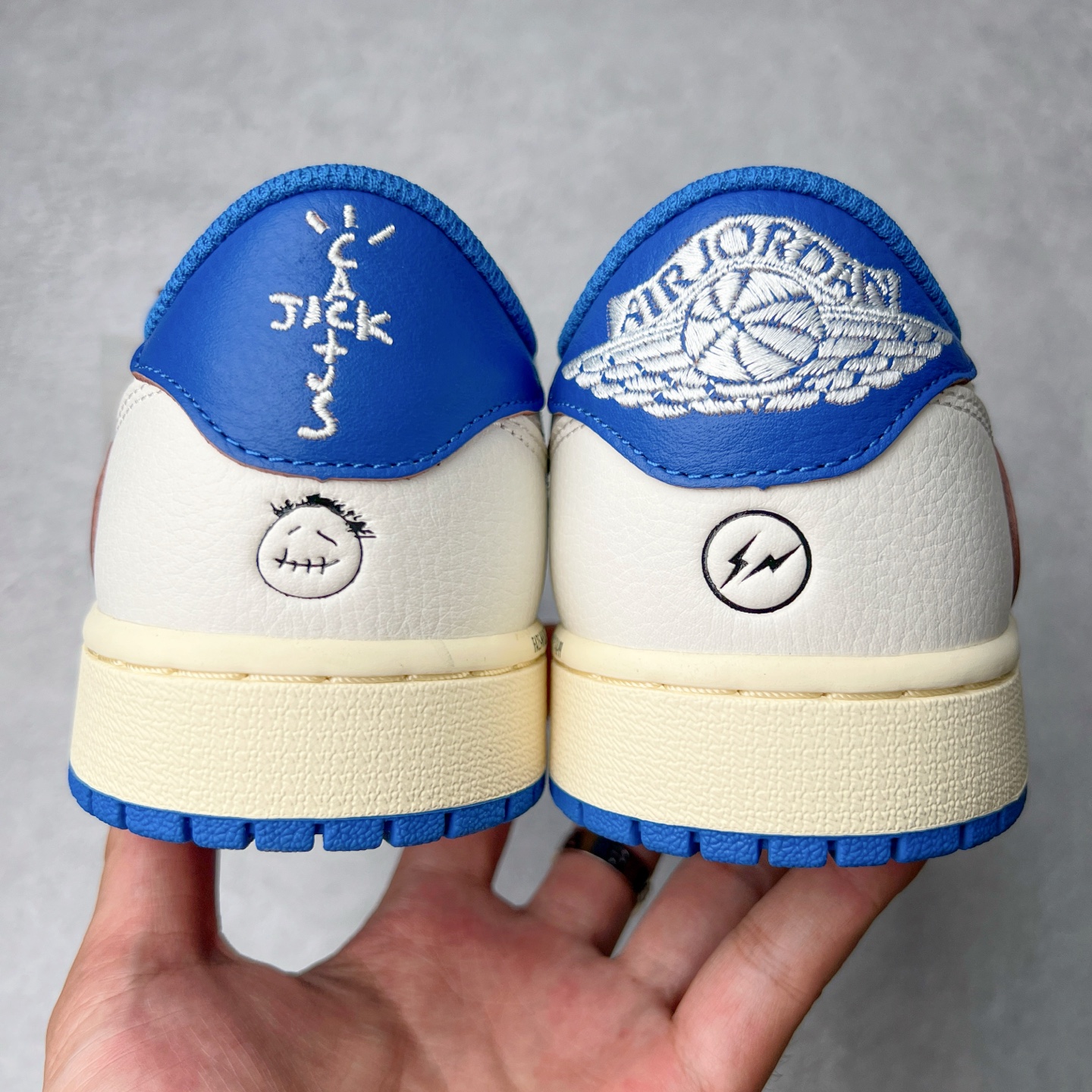 图片[8]-＃纯原 Travis Scott x Air Jordan AJ1 Low OG SP TS联名倒钩低帮 白蓝 DM7866-104 外贸高端零售特供批次 产品品控稳定性领先行业 各方面均可对飙L版 良心定价不杀猪 原厂全套原楦原纸板冲刀磨具开发 原厂皮料加持 原厂港宝加持定型后跟R度完美 同源原厂电绣 鬼脸飞翼针数密度立体效果一致 百分百一致原鞋 原厂拉帮工艺 针距密度一致 后跟弧度收口自然不对折 极致一眼正品既视感 进口玻璃冲刀皮料裁剪零毛边 全鞋电脑针车工艺 品控清洁度最高QC检验标准 免检产品 原厂订购鞋盒、鞋标、防尘纸、鞋撑、鞋带 追求极致的原厂味道 尺码：36 36.5 37.5 38 38.5 39 40 40.5 41 42 42.5 43 44 44.5 45 46 47.5 48.5-选品中心