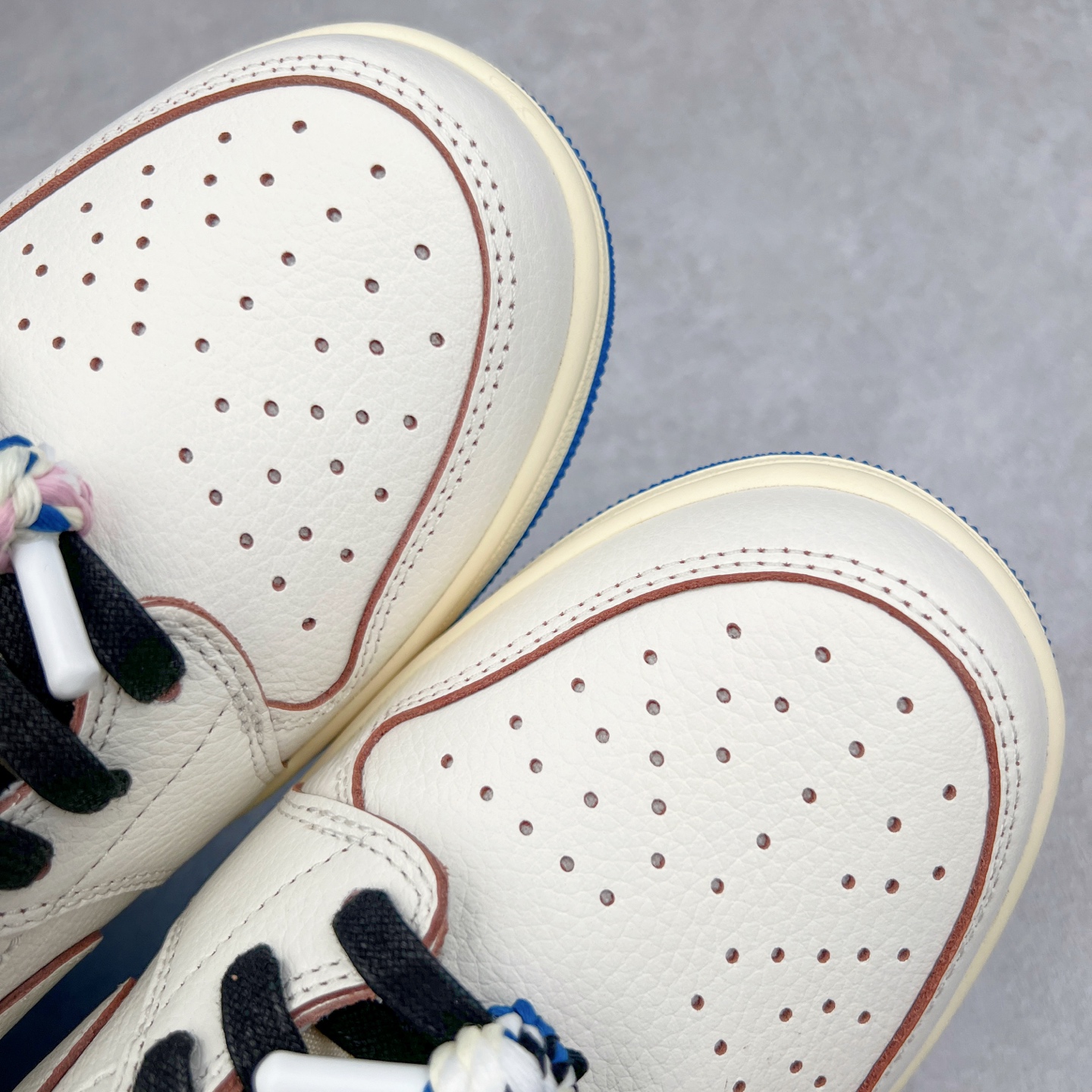 图片[16]-＃纯原 Travis Scott x Air Jordan AJ1 Low OG SP TS联名倒钩低帮 白蓝 DM7866-104 外贸高端零售特供批次 产品品控稳定性领先行业 各方面均可对飙L版 良心定价不杀猪 原厂全套原楦原纸板冲刀磨具开发 原厂皮料加持 原厂港宝加持定型后跟R度完美 同源原厂电绣 鬼脸飞翼针数密度立体效果一致 百分百一致原鞋 原厂拉帮工艺 针距密度一致 后跟弧度收口自然不对折 极致一眼正品既视感 进口玻璃冲刀皮料裁剪零毛边 全鞋电脑针车工艺 品控清洁度最高QC检验标准 免检产品 原厂订购鞋盒、鞋标、防尘纸、鞋撑、鞋带 追求极致的原厂味道 尺码：36 36.5 37.5 38 38.5 39 40 40.5 41 42 42.5 43 44 44.5 45 46 47.5 48.5-选品中心